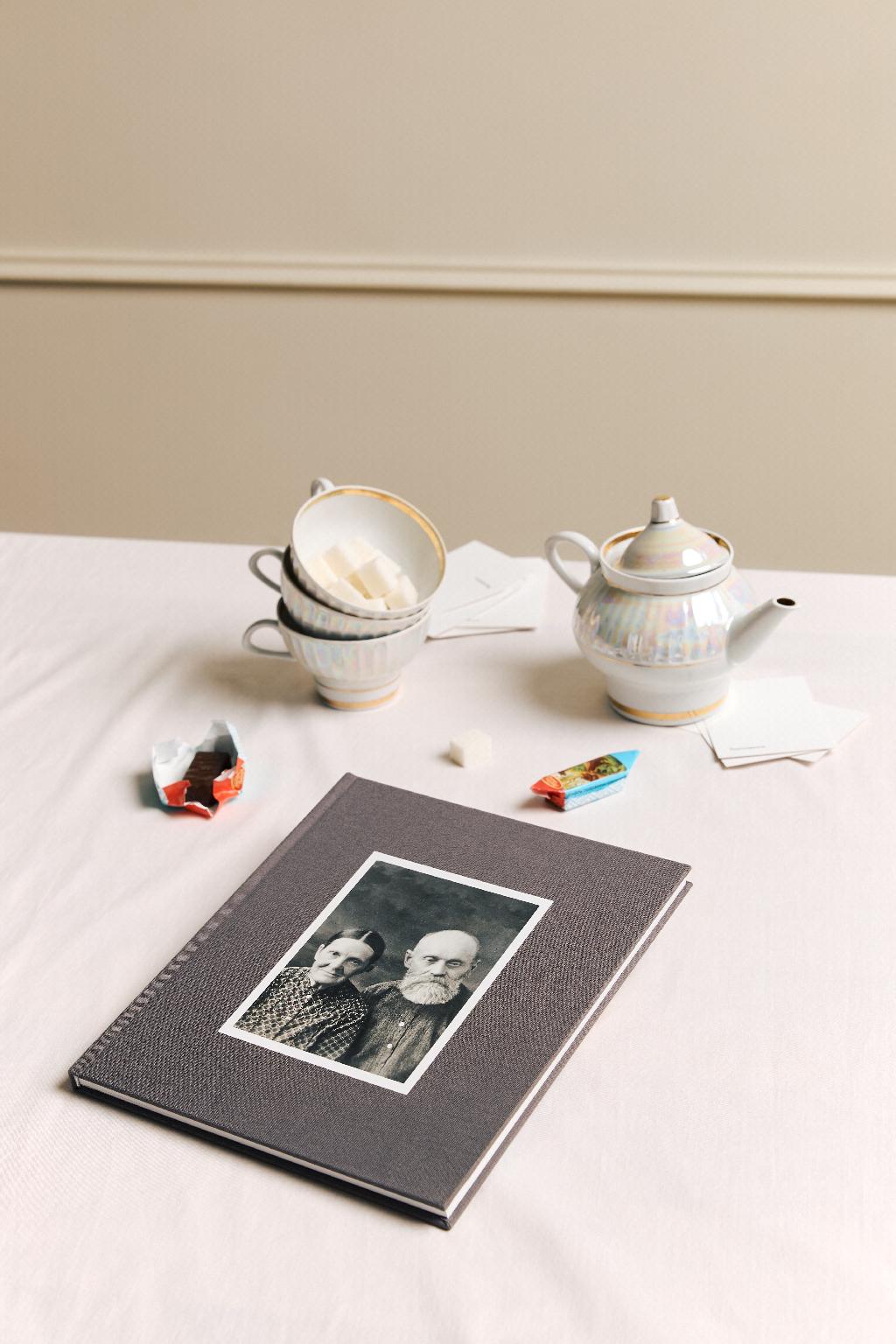 Соберите семейный фотоальбом с памятными моментами и дорогими сердцу снимками. 