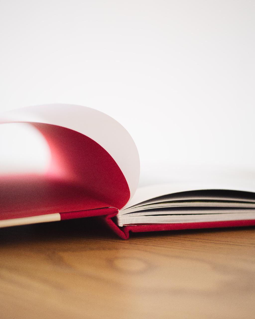 Коллекционная фотокнига с тканевым переплетом насыщенного вишневого цвета подойдет для самых ярких закатов этого лета, детских снимков или семейного фотоальбома. 95 готовых шаблонов для разворотов.