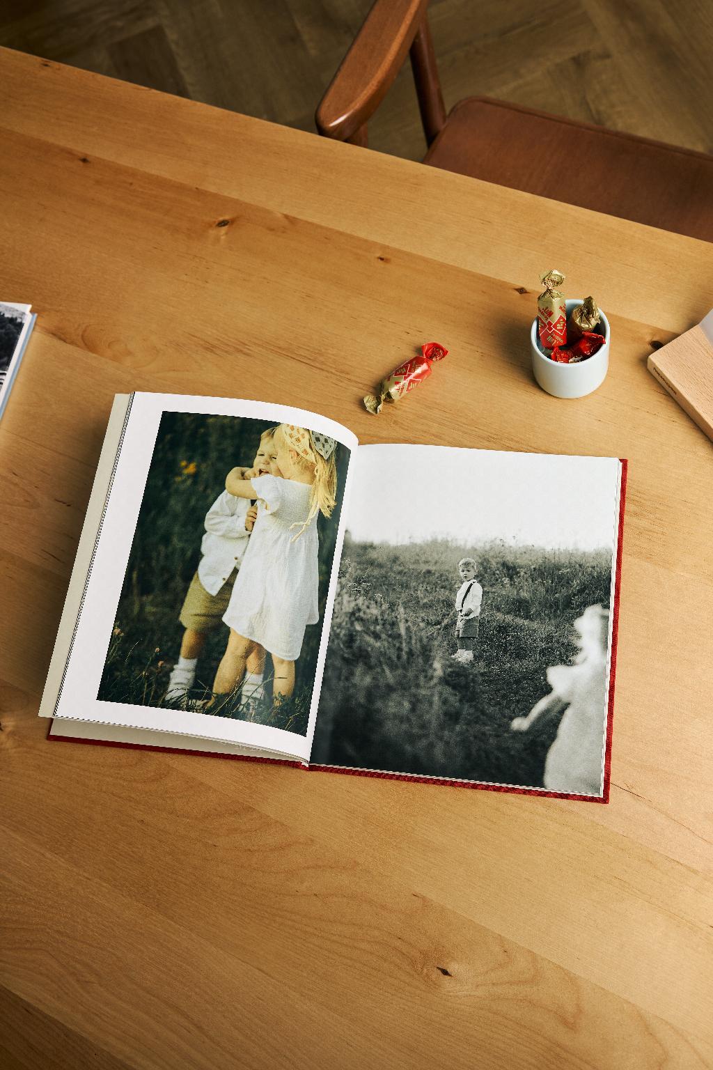 Детская фотокнига: воспоминания, которые останутся навсегда ❤️

Соберите яркие моменты детства вашего ребенка в красивую фотокнигу. Время летит незаметно, поэтому важно сохранить каждую улыбку, первых друзей и важные этапы взросления в альбоме, который ребёнок сможет пересматривать, когда вырастет.