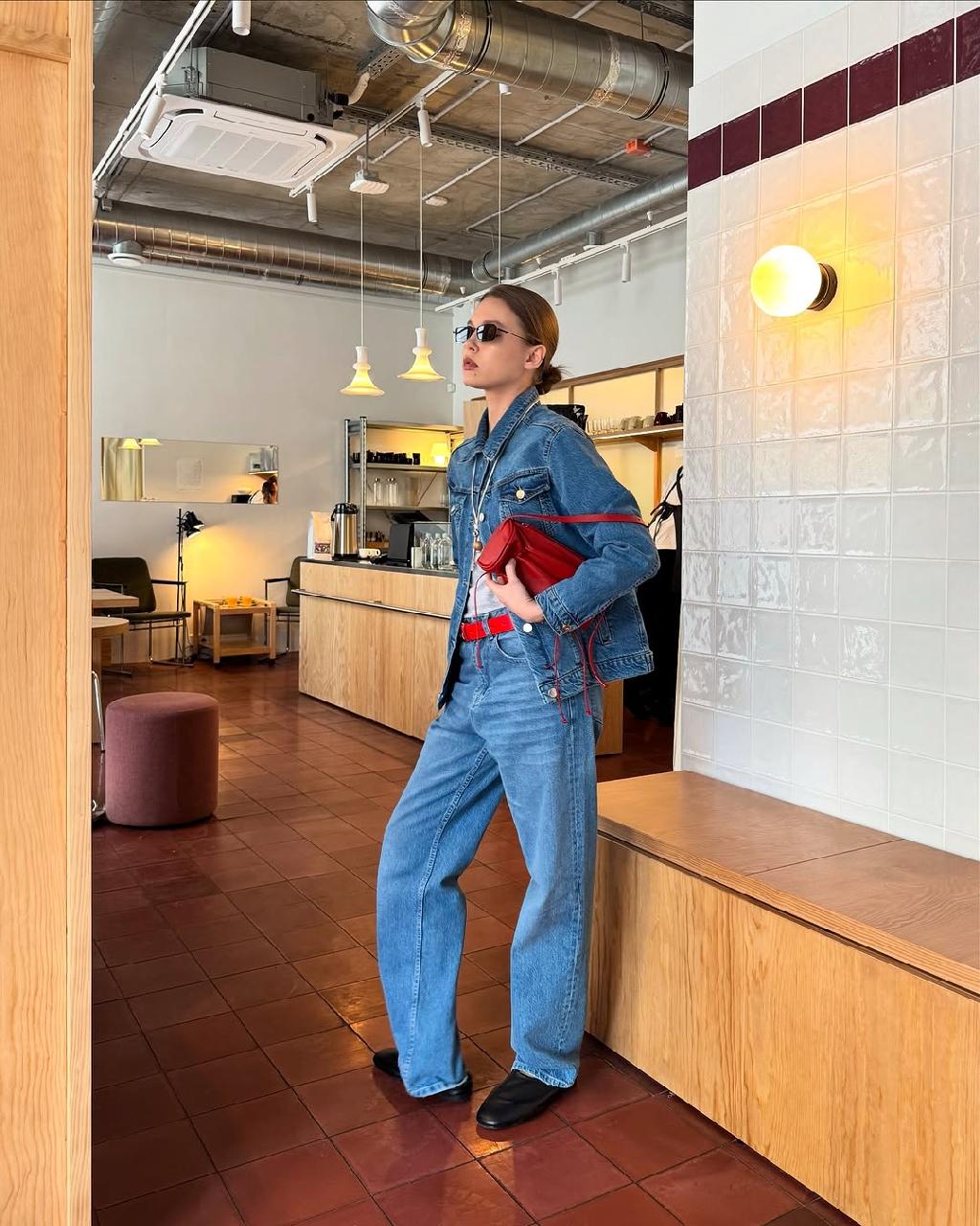 Мой любимый деним 💙

Нравится, когда деним это не только с белыми кроссовками, а стильно, по-взрослому, элегантно, с нужными акцентами как у @kuznezova_d