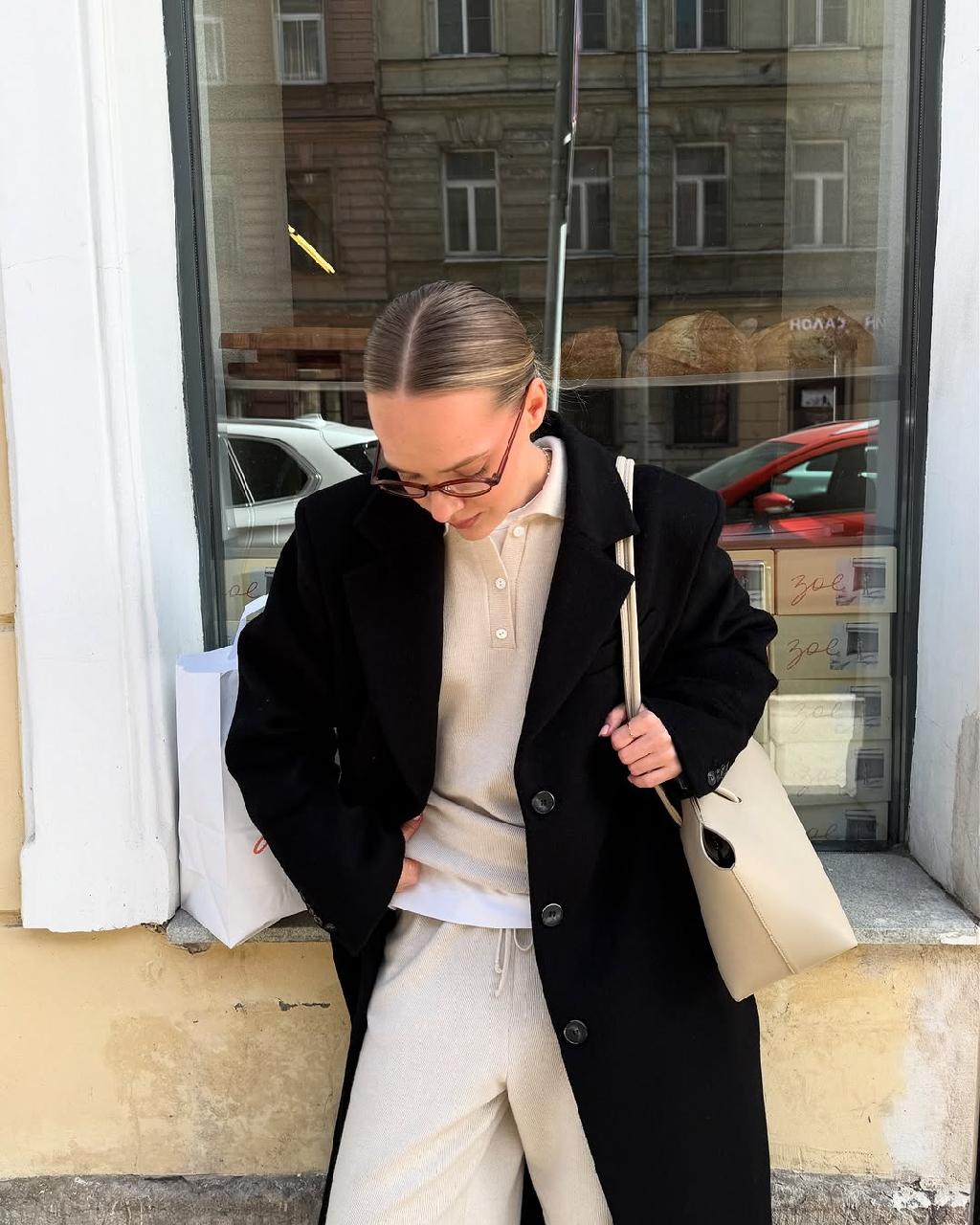 Красивое сочетание расслабленного костюма Ninki с длинным пальто ALL WE NEED в образе @kristinaklsv