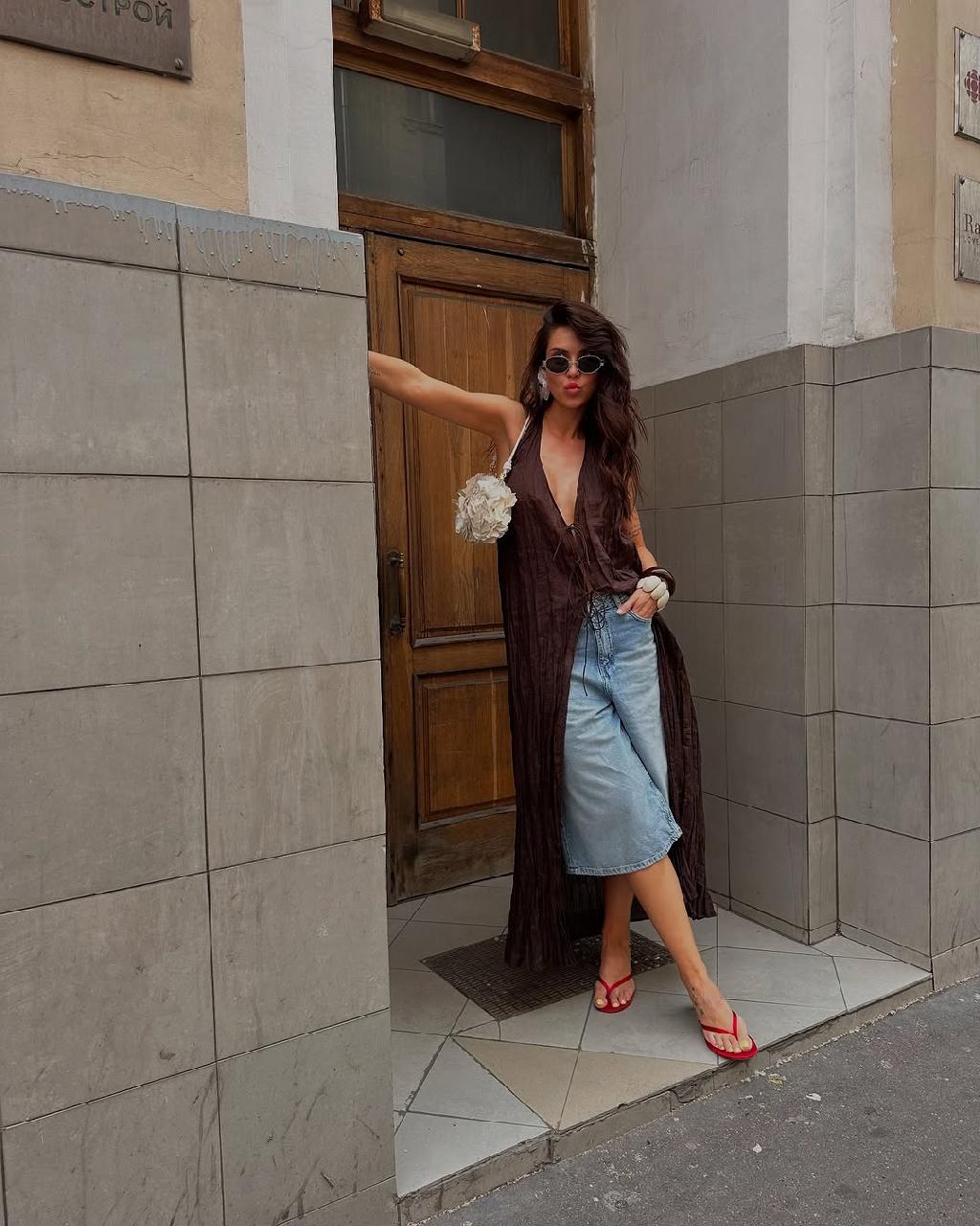 Трендовые в этом сезоне бермуды, объемные аксессуары и удлиненный топ – актуальный образ от @klemanya 

MAAG
Lime