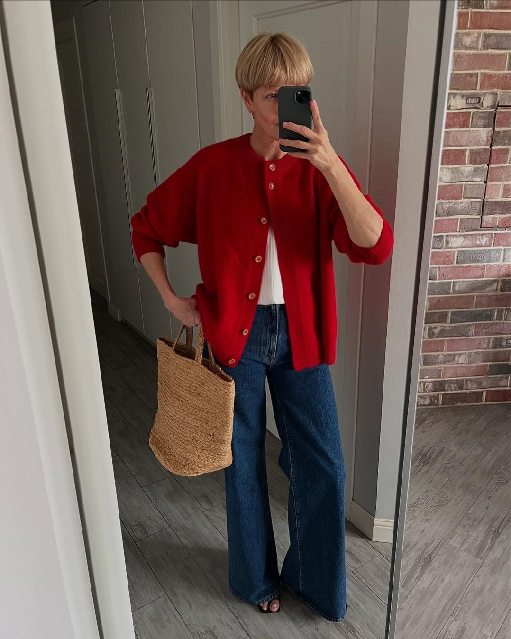 Периодически делюсь теми, кто меня вдохновляет

И конечно @julia_krasilnikowa будет в топе этого списка – какая же она элегантная!