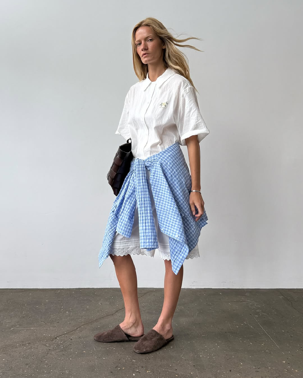 В продолжение моего похода в SANCHY – всегда радуюсь, когда бренды думают об одежде не как об отдельной вещи, а смотрят сквозь призму сочетаемости.

Мне понравилось, что базу в виде шорт и рубашки можно дополнить другими вещами бренда, и каждый раз это выглядит по-разному и с разным вайбом