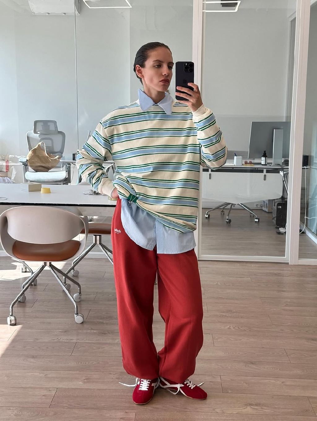 Ну это однозначно в сохраненки! Здесь все прекрасно – и стилизация рубашки с лонгсливом, и сочетание с яркими брюками, просто ван лав 💘

Образ бренд CHAIKA