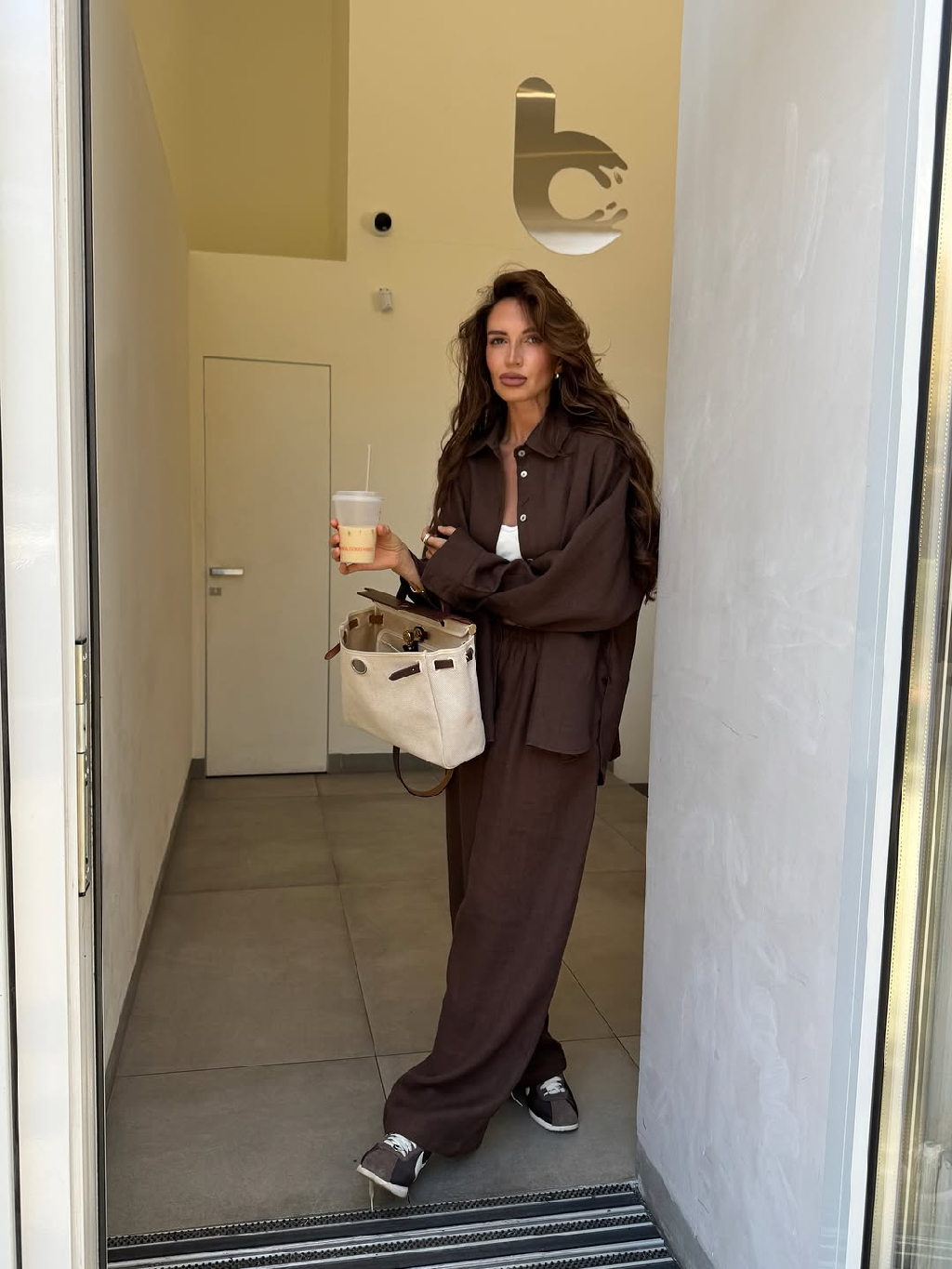 Найден идеальный льняной шоколадный костюм Voishe в образе @prohoda