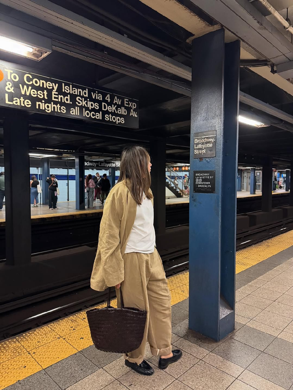 Пока изучала сайт SANCHY, влюбилась в их льняной костюм 

Пошла смотреть как он смотрится вживую, и он  оказался настолько актуальным в разных образах, что я поняла – мне надо)