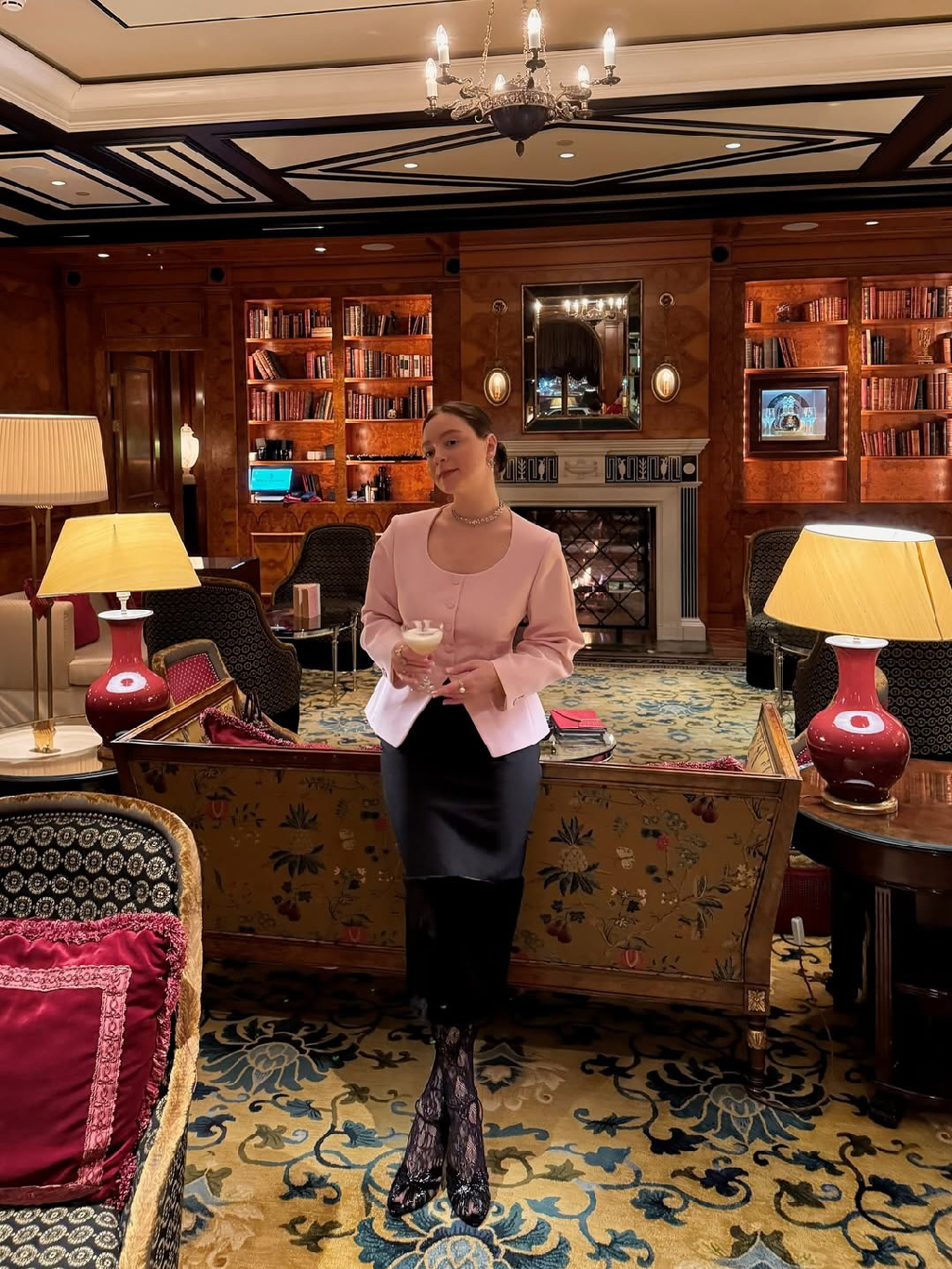 Влада Гельман @vlada_gelman выбирает сочетание из жакета Fairy Fantasy и юбки-миди Impress, чтобы создать идеальный образ для вечерних выходов 🥂

Приталенный жакет с объемными рукавами и глубоким вырезом придает изысканность, а юбка с высокой талией и меховой отделкой добавляет нотку ретро-роскоши. Этот дуэт — элегантная гармония, где каждая деталь подчеркивает женственность и уверенность, делая образ по-настоящему эффектным и неповторимым.