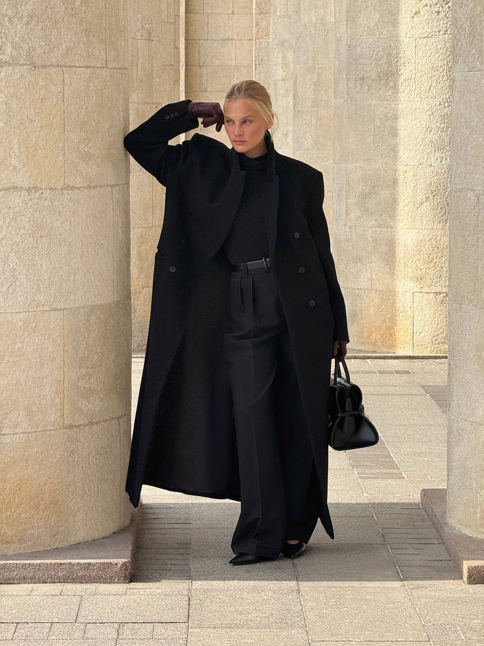 Глубокий чёрный, строгий крой, идеальные линии 🖤 Statement-пальто Dark black — визуальный якорь в total black-образе. Его midaxi-длина и заострённые лацканы создают настроение уверенности и внутренней силы. 

В тандеме — водолазка Successful black. Мягкий трикотаж, драпированный ворот и прилегающий силуэт.

А завершает образ наша безупречная классика — брюки palazzo в цвете statement-black. Лаконичные, структурные, с идеальной посадкой.