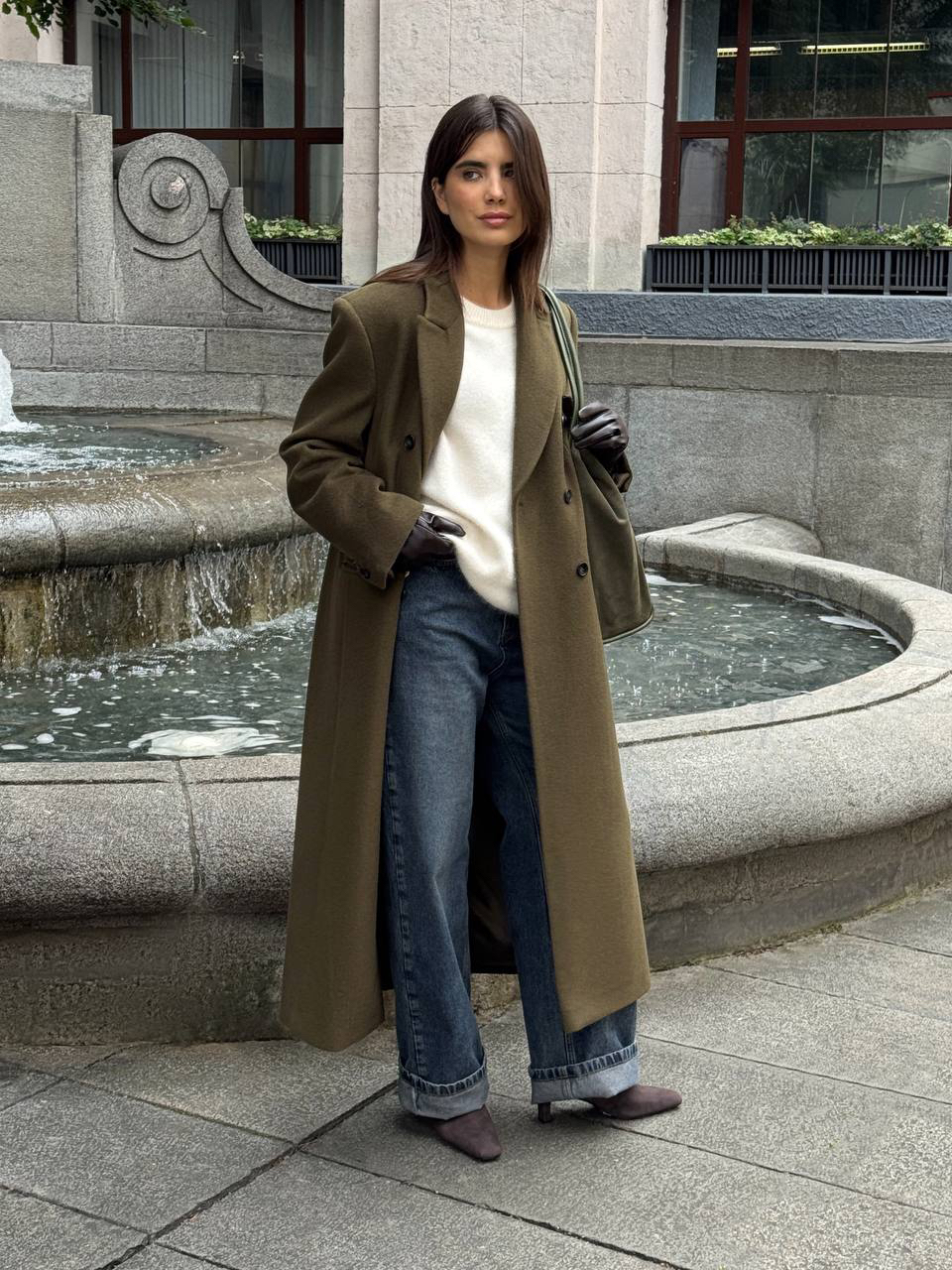 Осень в оттенке Royal Olive 🫒
Statement-пальто — когда достаточно одного акцента, чтобы задать всему образу настроение.
Глубокий оливковый оттенок, точная линия плеч, заострённые лацканы — формула уверенности, проверенная временем.
⠀
В этот сезон мы носим его с джемпером Merino essential, кожаными перчатками цвета тёмного шоколада и прямыми классическими джинсами. Минимум деталей — максимум выразительности.
⠀
Сочетание, в котором нет ничего лишнего. Только структура, тепло и характер.