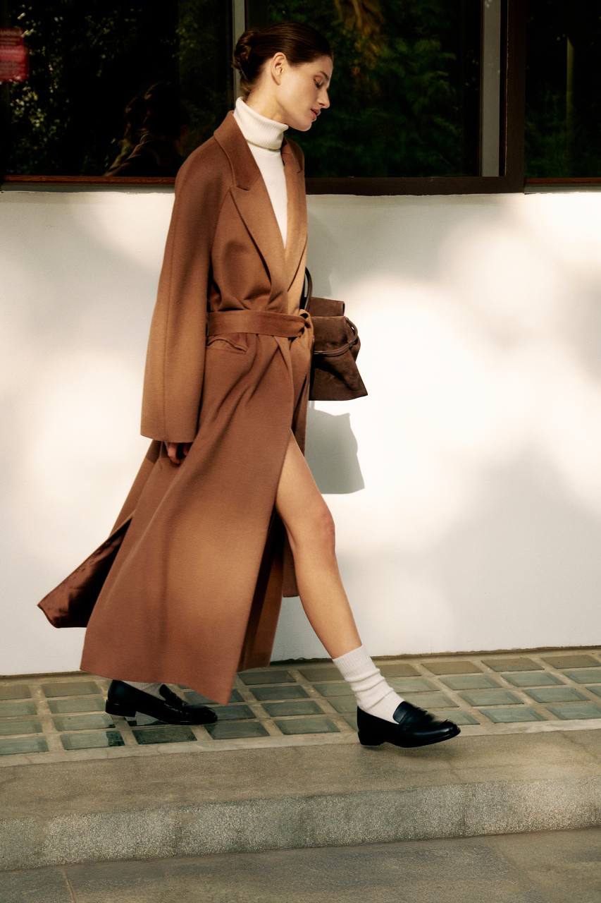 Осень — самое время для пальто, в котором хочется проводить весь день ☀️

Пальто-халат Wide shoulders — про комфорт, мягкий кэмел и чёткие линии. Широкие плечи задают форму, пояс помогает менять настроение образа: можно завязать потуже — получится элегантно, можно оставить свободно — будет расслабленно.
⠀
Лёгкие разрезы по бокам красиво двигаются во время прогулки, а плотная ткань приятно согревает в прохладные дни.