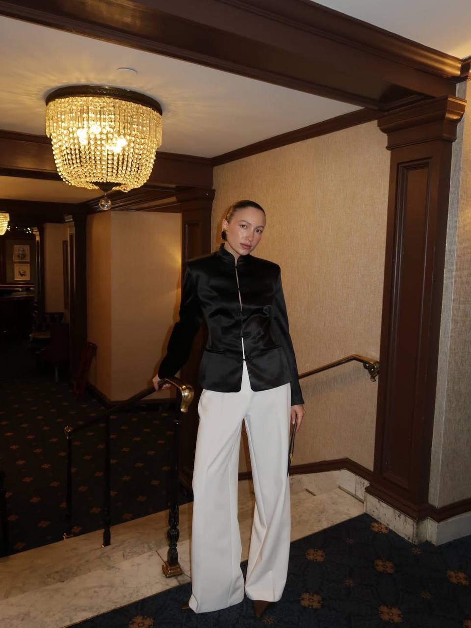 Черно-белая классика в свежем прочтении и нью-йоркский шик от Ольги Бескровной 🤍🖤

Подмечаем формулу элегантного образа, актуального для любых торжественных событий: брюки White Spell с безупречным кроем в сочетании с акцентным жакетом в восточной эстетике Eastern Muse. Модный контраст костюмной ткани и сатинового блеска, строгих стрелок и плавных тканевых узоров создает выразительную стилизацию, которую хочется рассматривать.