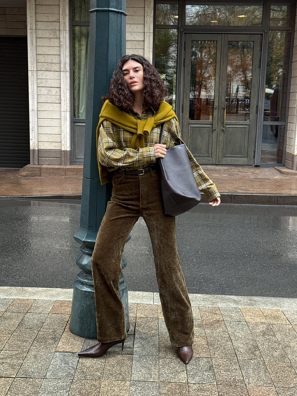 Olive Tartan Shirt 🫒 Осенний акцент,
который работает всегда — рубашка в клетку из мягкой структурной ткани. Тактильная, тёплая, свободная.

Мы сочетаем её с вельветом и трикотажем, создавая многослойные образы, в которых хочется проводить весь день.