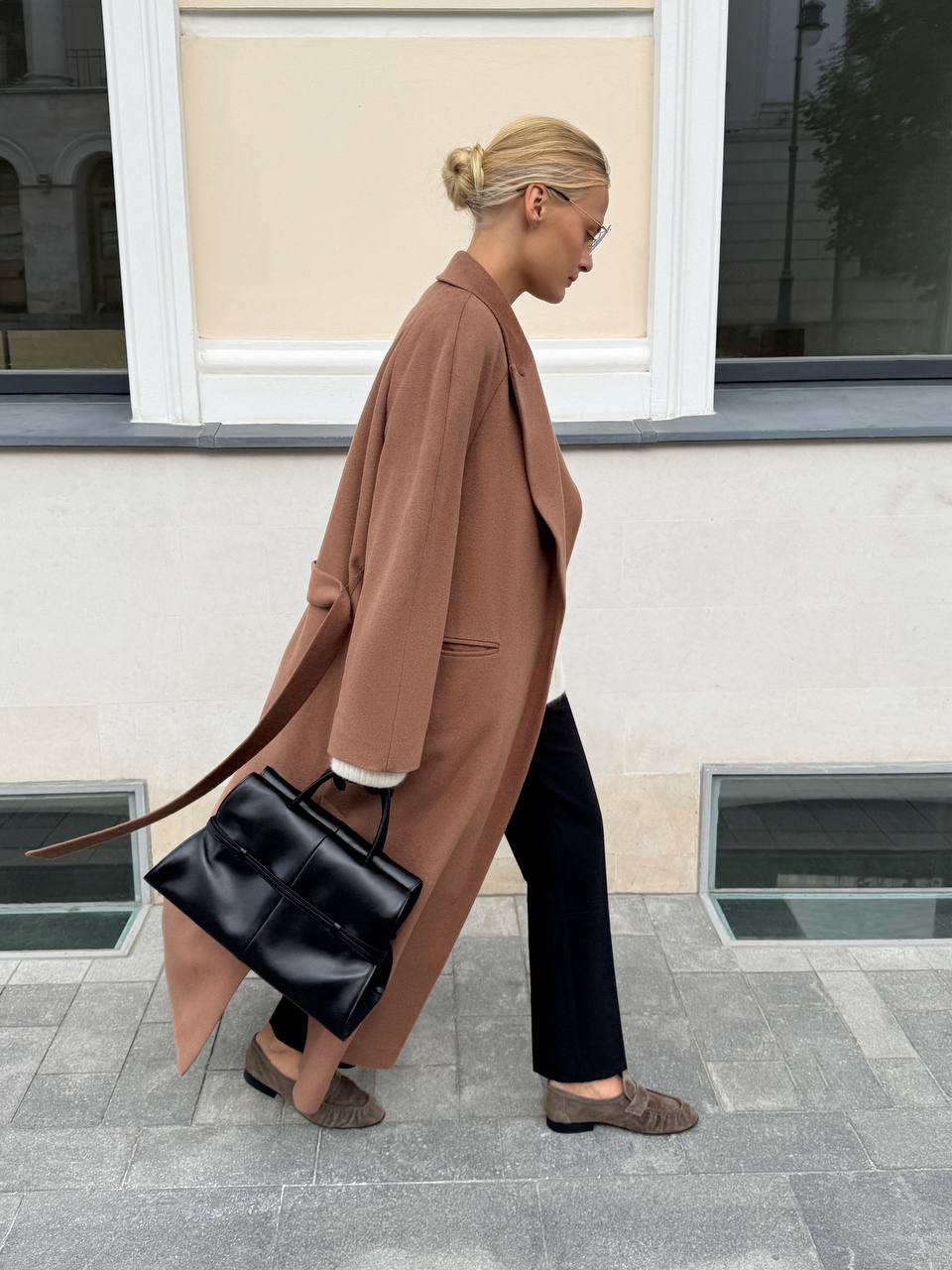 Тёплый взгляд на осень 🍂 Пальто-халат Wide shoulders — как архитектура уверенности: чёткая линия плеч, выразительный силуэт, мягкое движение ткани. 

Мы дополняем его джемпером из мериносовой шерсти Merino essential с добавлением шерсти енота — и создаём образ, в котором стиль встречается с абсолютным комфортом.

Пояс пальто позволяет играть с формой — подчеркнуть талию или оставить силуэт свободным, а джемпер становится внутренним островом уюта, в который хочется возвращаться снова и снова.

Сочетание кэмела и светлой шерсти — классика вне времени.