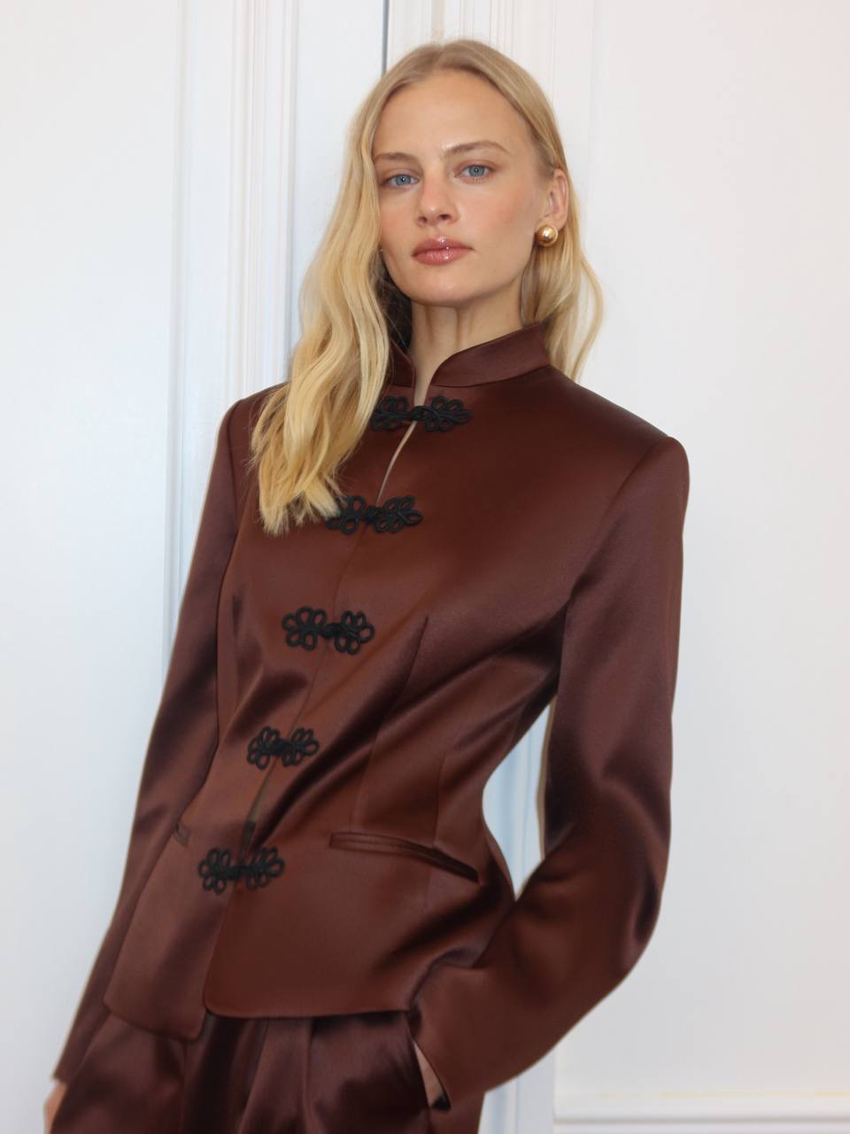 Сет Eastern Muse, ставший хитом нашей новогодней коллекции, — в изысканном шоколадном оттенке 🤎

Завораживающие переливы сатинового блеска создают выразительную комбинацию с узорными тканевыми застежками и воротником мао в восточной эстетике.

Сочетание приталенного жакета и элегантных брюк Eastern Muse — ваш идеальный выбор, когда хочется собрать одновременно классический и эффектный образ.