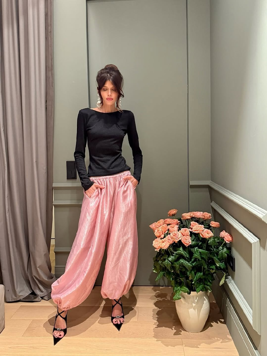 Создаём женственное настроение вместе с образами от Полины @pollyhey 🥂Нежность и грация в каждом движении!