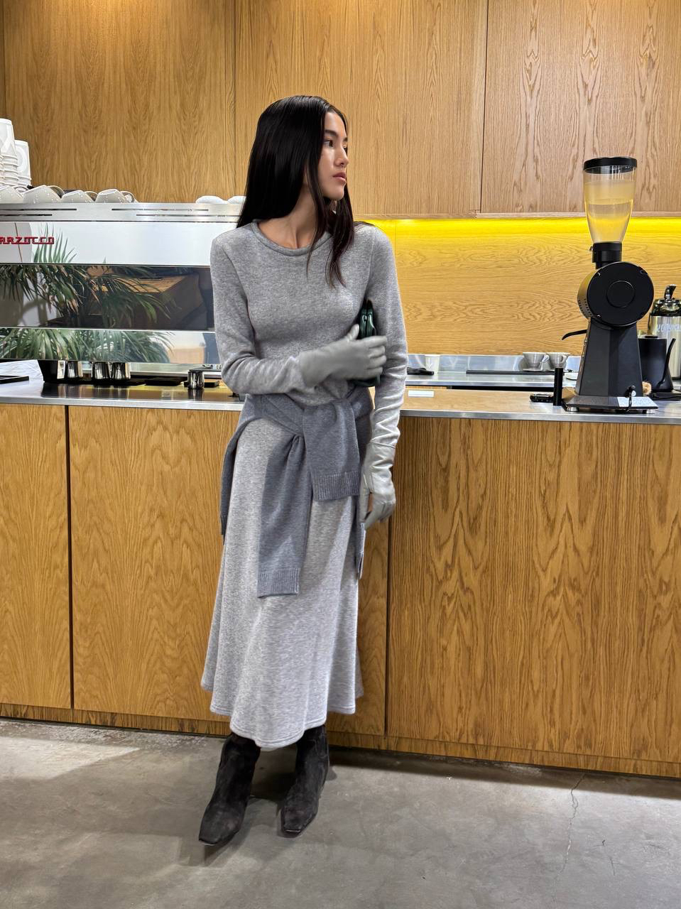 SALE на трикотажное платье 🩶 

Soft Essential — платье, которое умеет быть разным.

В нём легко встретить утро в городе, успеть всё по списку и всё равно остаться в комфорте.
Мягкий трикотаж обнимает, лёгкое расширение к низу добавляет движения, а лаконичный крой оставляет пространство для вашего настроения — от повседневного до особенного.

Тёплое, тактильное и универсальное.