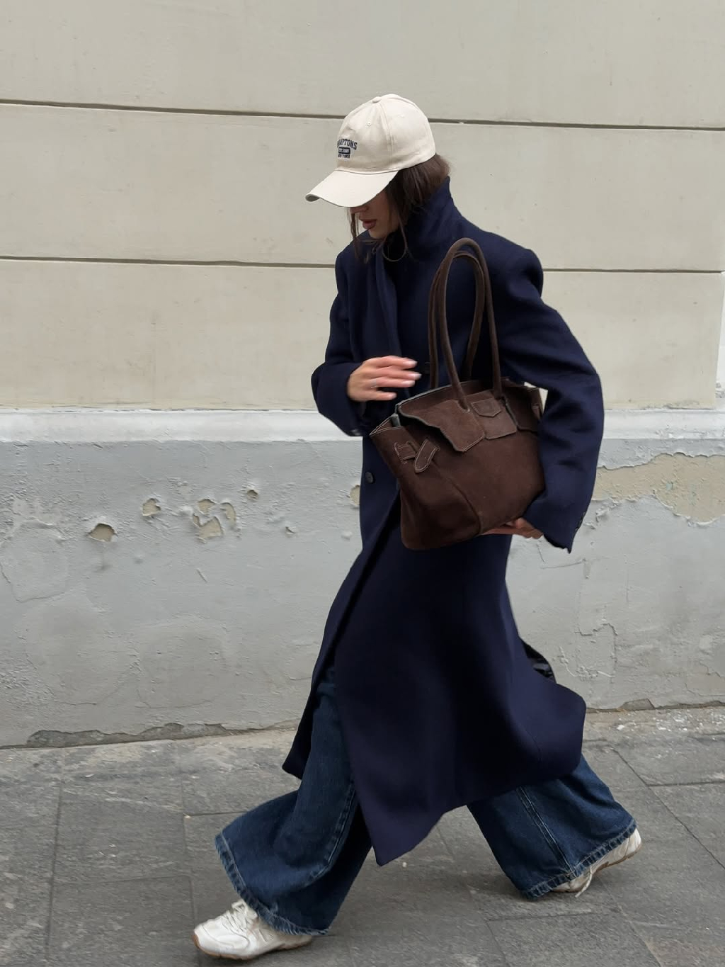 Statement-пальто, которое всегда будет в центре вашего дня. Вдохновлялся образами с разным настроением от Анастасии @anastasiaalfi 🏙️

В расслабленном ритме - носим с кедами, свободными брюками и мягким свитером.

Для более женственного настроения — добавляем каблуки. Линия плеч, заострённые лацканы и длина midaxi формируют силуэт, который не требует усилий, чтобы выглядеть элегантно.

Midnight Blue - цвет, который делает день особенным.