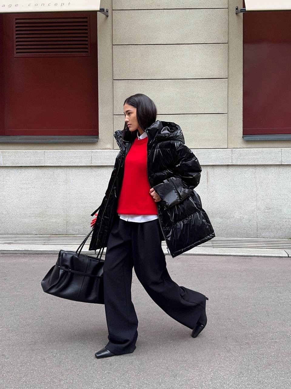 Морозные будни — не повод уходить в тень. Наш ответ зиме — Glossy Caviar (Ищите пуховик в разделе SALE) 🖤

Объемный пуховик с бархатным блеском притягивает взгляды даже на фоне серого города. Oversize-крой дает свободу движения и многослойности, а продуманные детали — воротник-стойка, манжеты на резинке, кулиски на талии и по низу, съемный капюшон — работают на максимальный комфорт и защиту от холода и ветра. Натуральный пух и перо внутри, водоотталкивающая пропитка снаружи — этот пуховик создан, чтобы стать фундаментом зимнего гардероба и сопровождать вас не один сезон.

В этом образе мы дополнили его мягким джемпером и брюками — используем их для стайлинга, чтобы подчеркнуть объем, баланс и настроение аутфита.

Когда тепло, функциональность и выразительность сходятся в одной точке — зима перестает быть скучной.