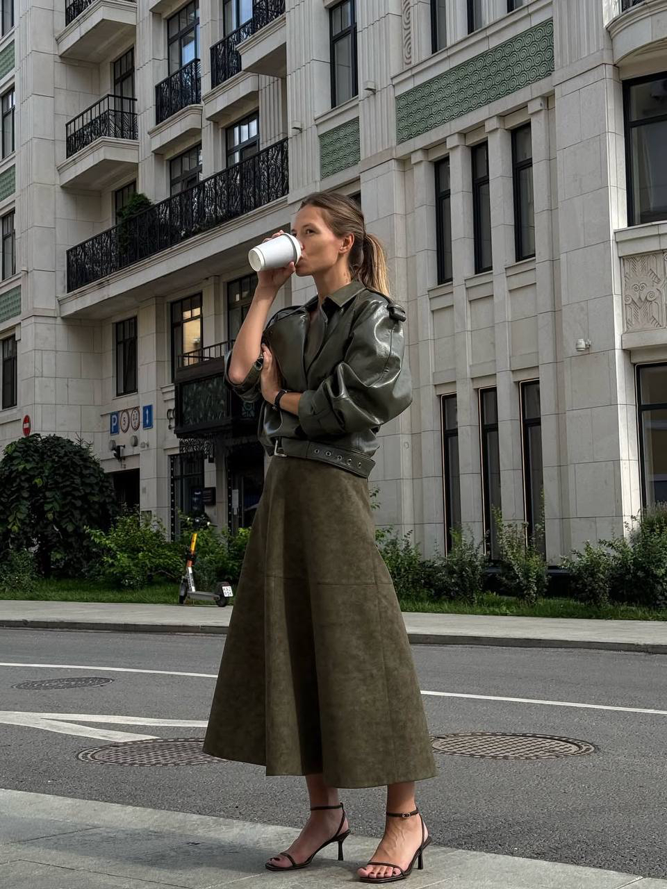 Косуха в городе — это всегда про выбор в пользу свободы 🌊 Fashion-инфлюенсеры снова и снова подтверждают: этот айтем работает в любом образе. 

The 80s era — не просто куртка, а знак уверенности. Глянцевая эко-кожа, массивные лацканы, ремни на манжетах и поясе — каждая деталь отсылает к эстетике дерзких 80-х, но звучит в мегаполисе максимально современно.

Инфлюенсеры выбирают её не случайно: косуха — это образ и защита от погоды одновременно. Она держит создает эффектный образ, защищает от ветра и дождя, остается актуальной в любой комбинации — от строгих брюк до денима.