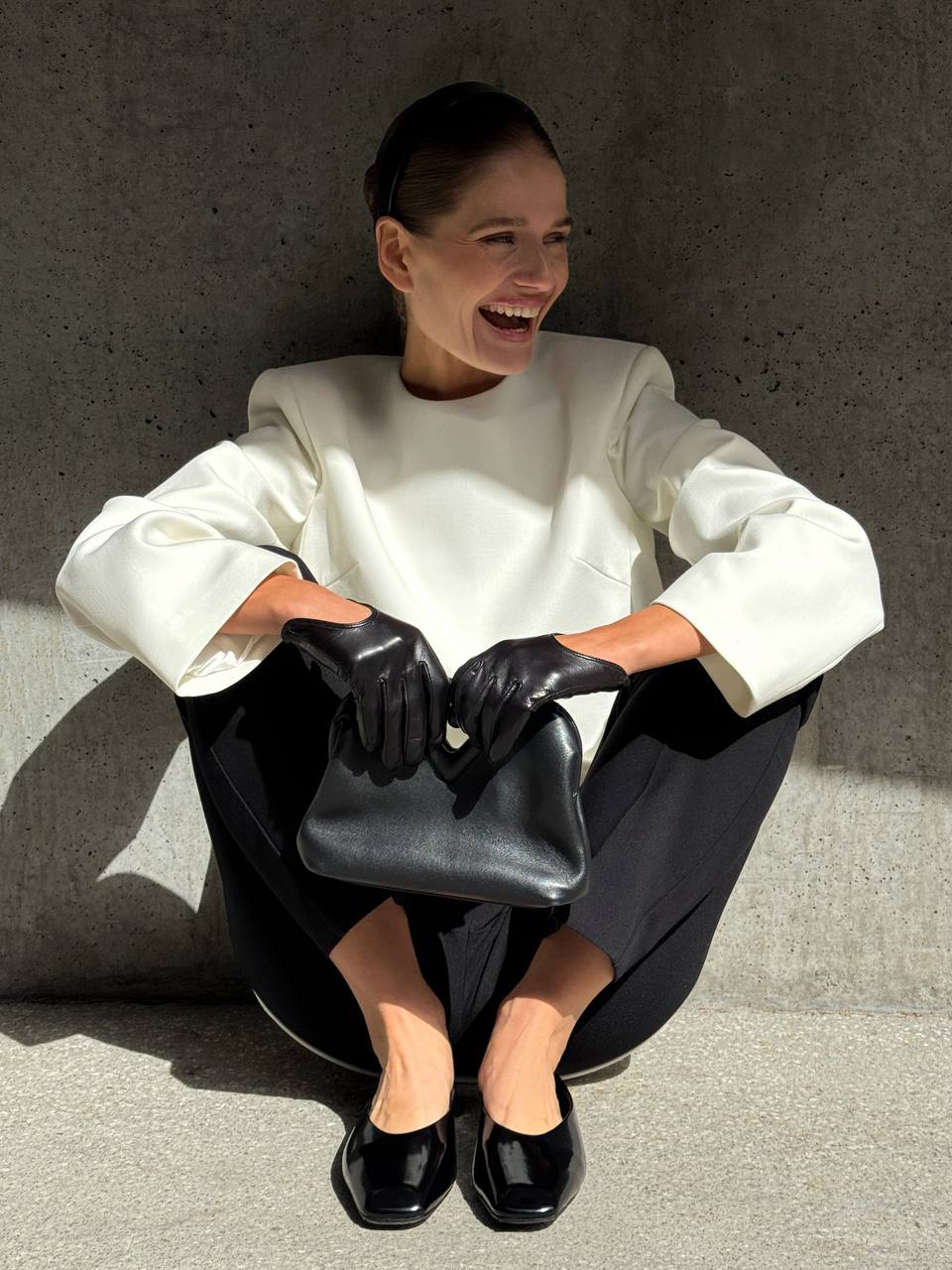 Мини + брюки = формула стильного комфорта 🤍🖤

Лаконичное платье Smocking White в паре с брюками Tailoring — неожиданный, но очень уместный дуэт.

Мини-длина сбалансирована строгим силуэтом брюк, а графичные линии плеч и стрелок работают на цельный образ.

Такой микс легко адаптируется под разные сценария дня:
в офис — с лодочками,
на ужин — с сапогами,
на прогулку — с мягкими балетками.