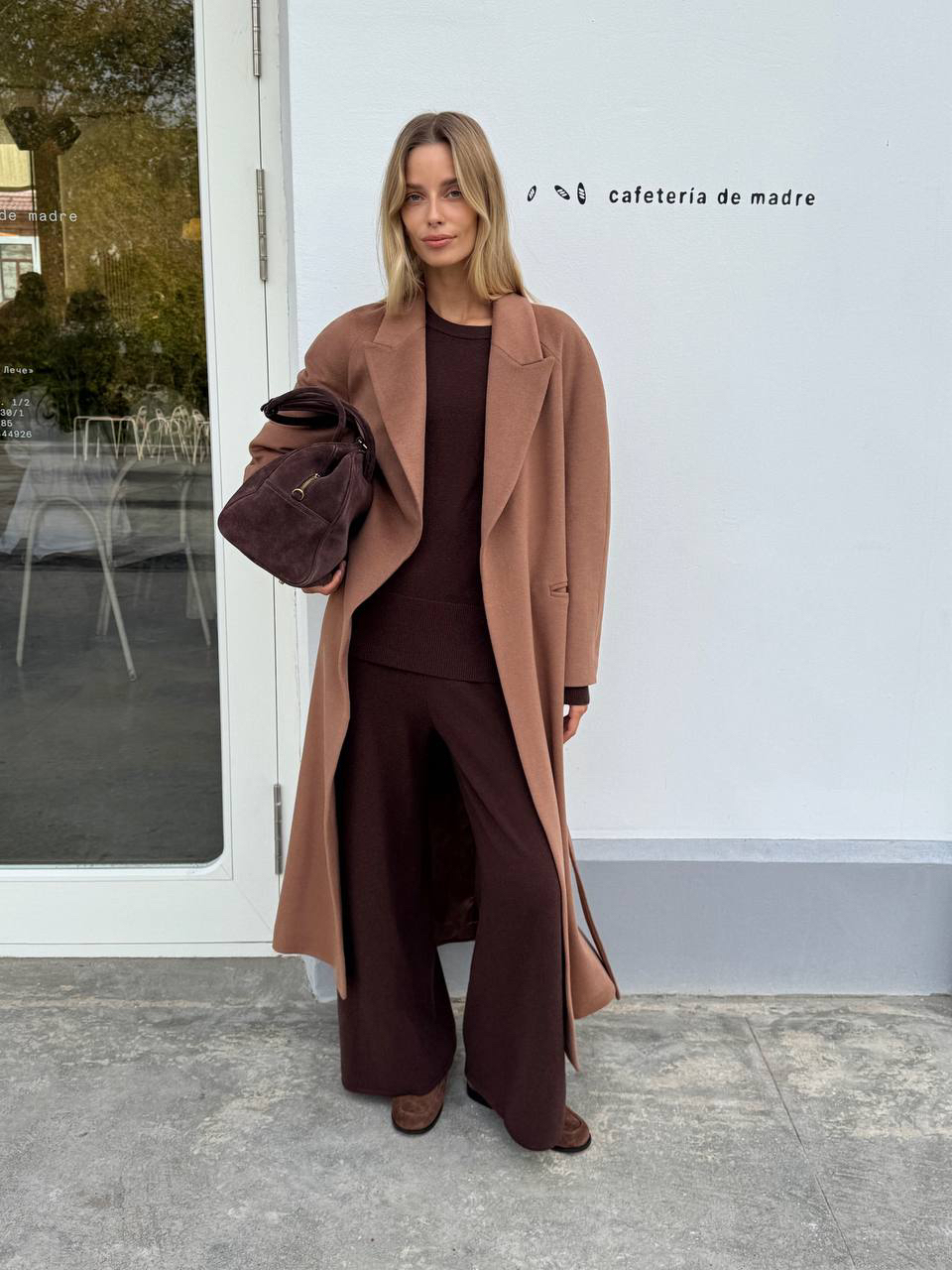 Расслабленные выходные в стиле SELFMADE ☕️

Иногда все, что нужно — замедлиться. Вдохнуть прохладный осенний воздух, взять кофе навынос и раствориться в звуках города. Мы выбираем комфорт, который чувствуется в каждом движении — и стиль, который не требует усилий.

Пальто-халат Crawford становится главным акцентом расслабленного уикенда: мягкий кэмел, пластичные линии и уверенный силуэт.

Его легко надеть поверх трикотажного костюма из шерсти Merino Wool — сочетание, которое будто создано для уютных прогулок и долгих разговоров.

Свободный джемпер и брюки с мягкой посадкой образуют идеальный дуэт комфорта и минимализма. В таком комплекте можно встречать утро на террасе или спонтанно уехать за город — всегда оставаясь в гармонии с собой.