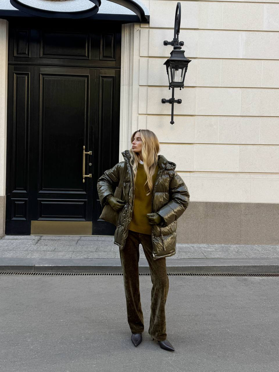 Объемный пуховик в выразительном тёмно-оливковом оттенке — наш ответ серым улицам и ветреным дням 🫒

Глянцевое покрытие ловит свет и настроение, превращая холод в повод выйти и вдохновиться.
Свободный oversize-крой, кулиски по талии и низу, съёмный капюшон — каждая деталь продумана, чтобы вам было тепло, удобно и по-настоящему красиво.

Мы собрали тёплый образ в оттенках оливы: мягкий джемпер Merino essential — облако уюта, которое хочется носить каждый день, и брюки Intense olive из плотного вельвета — глубина цвета, фактура и уверенность в каждом движении.