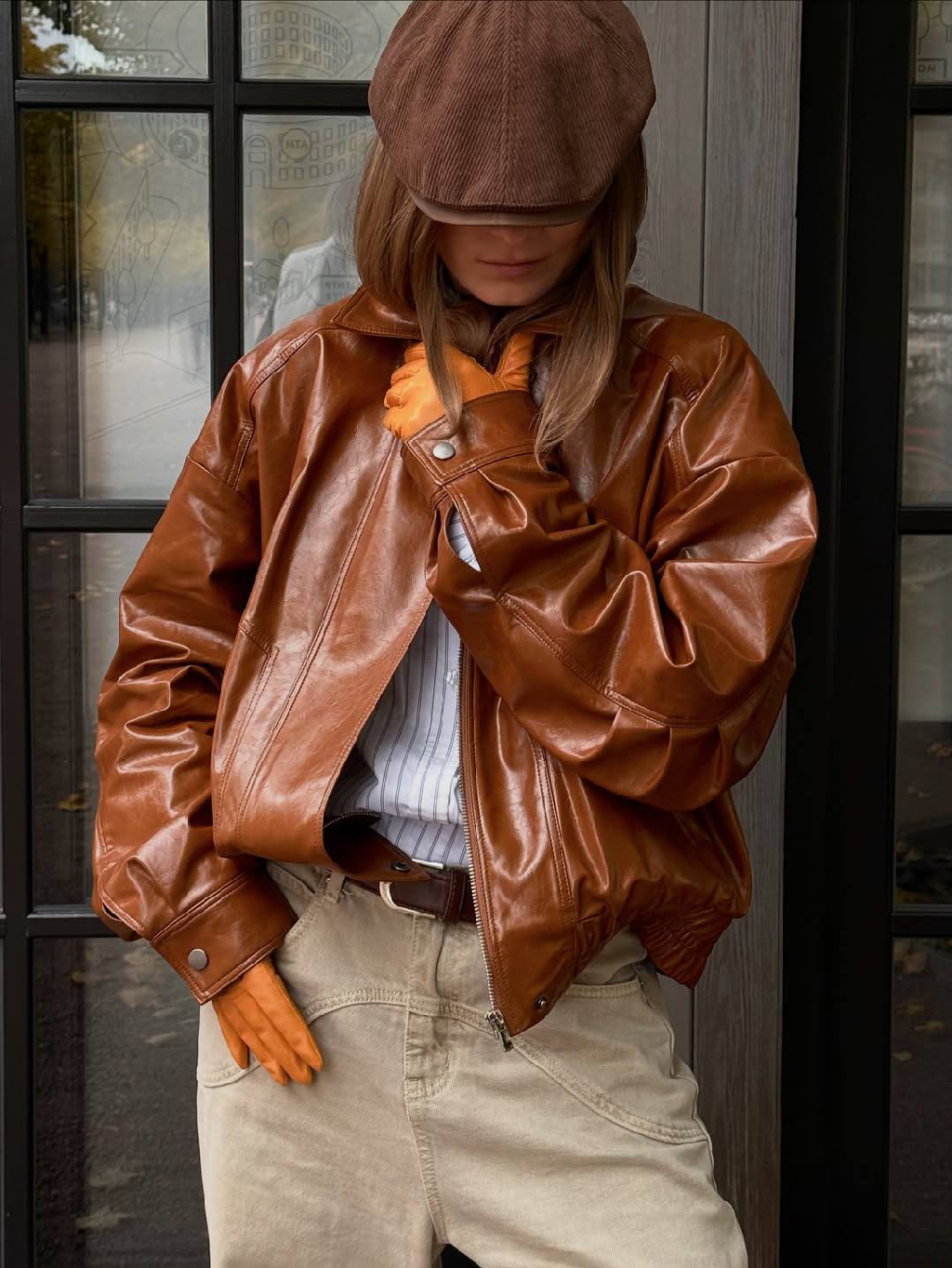 Невероятная осенняя эстетика от Алины Булавиной с бомбером Unique Muse и перчатками statement-piece в ярком оранжевом цвете 🧡