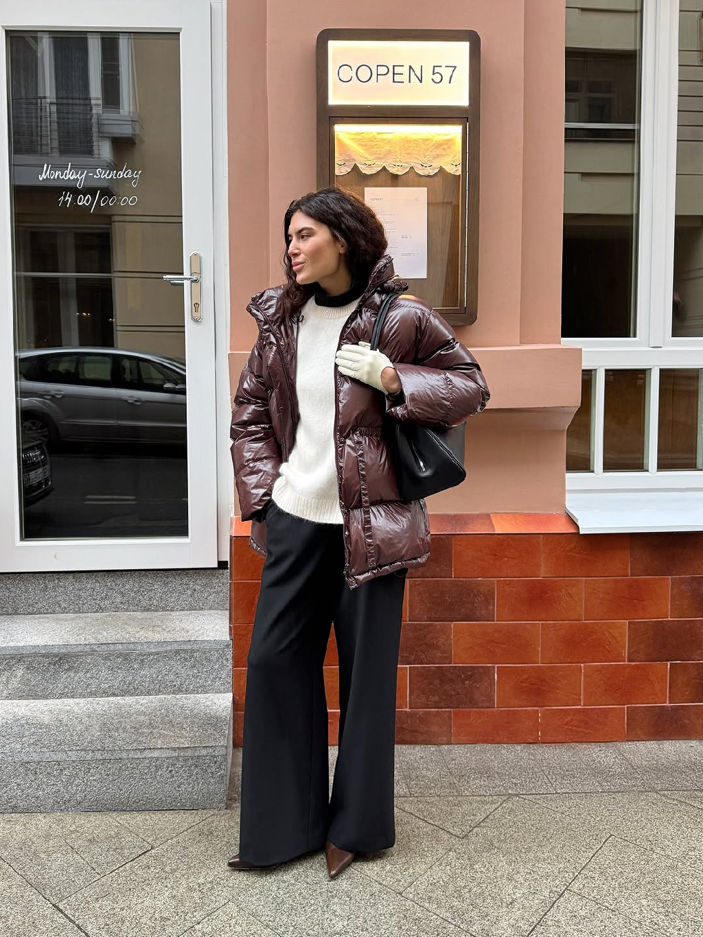 Glossy - это когда холодный сезон не повод отказываться от стильны образов ❄️ Объемный силуэт, блеск ткани и тепло натурального пуха создают идеальный баланс между функциональностью и fashion-настроением.