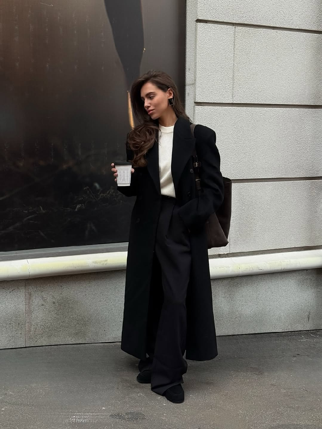 Осенний уют в образах от Виктории @bondarevavi с джемпером Merino Essential и statement-пальто 🤍