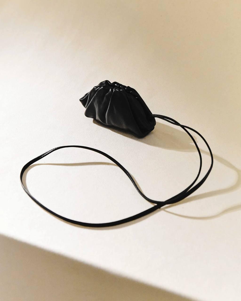 Из маленьких сумчонок посматриваю на этот вариант от Drop the bag. Такая аккуратная и элегантная малышка, в которую, конечно, ничего не поместиться, но уровень стильнячести точно поднимет. 

В наличии несколько цветов. 