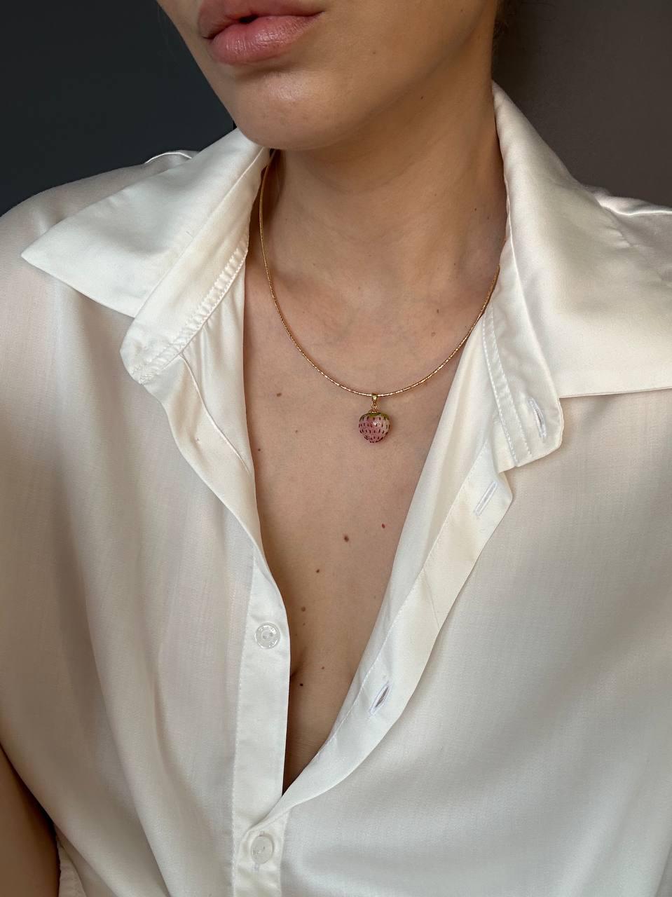 На мне два неповторимых чокера от Olafa. Стеклянное поднебесье для выразительных и элегантных образов и Клубника для летних, сочных и девчачьих аутфитов. Совершенно разные, но оба уже одинаково любимы. 

Olafa - украшения из стекла ручной работы родом с Байкала, к которым можно прикоснуться в любой точке планеты. 