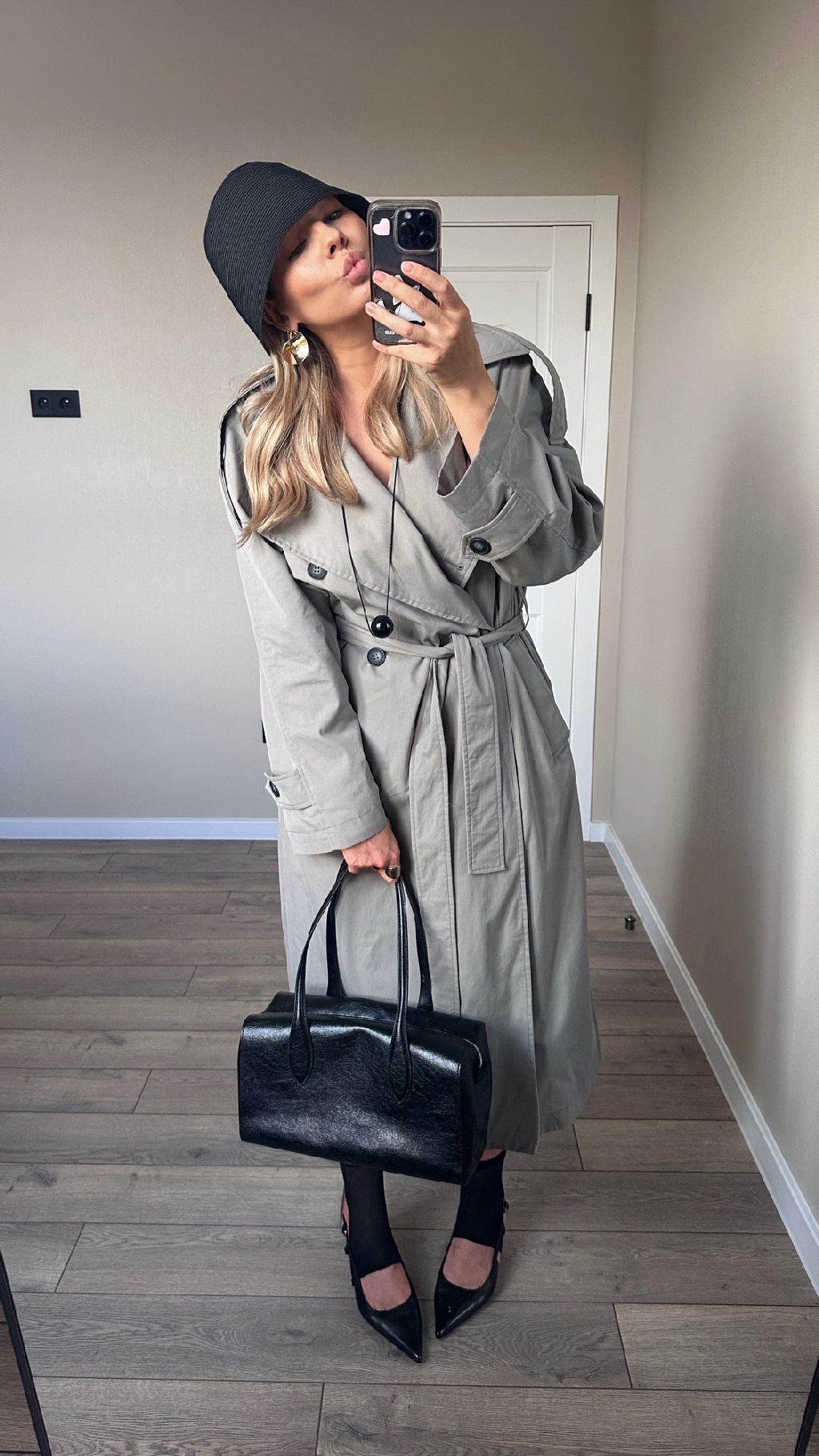 Вдохновленная своим первым в жизни тренчем собрала спонтанный образ на раннюю осень. И, не откладывая в долгий ящик, решила попробовать тот самый тренд с носками. 

Получилось, на мой взгляд, прям круто! А с моими новыми слингбэками (они тоже от Nume) такие носки замэтчились идеально. 

Единственное, чтоб поубавить количество горизонтальных линий в нижней части, которые режут ноги, сюда надо использовать гольфы, а не носки. Пойду ещё что-нибудь отрежу ✂️ 

Ах, да, ловите ссылки: 
тренч
кожаные слингбэки