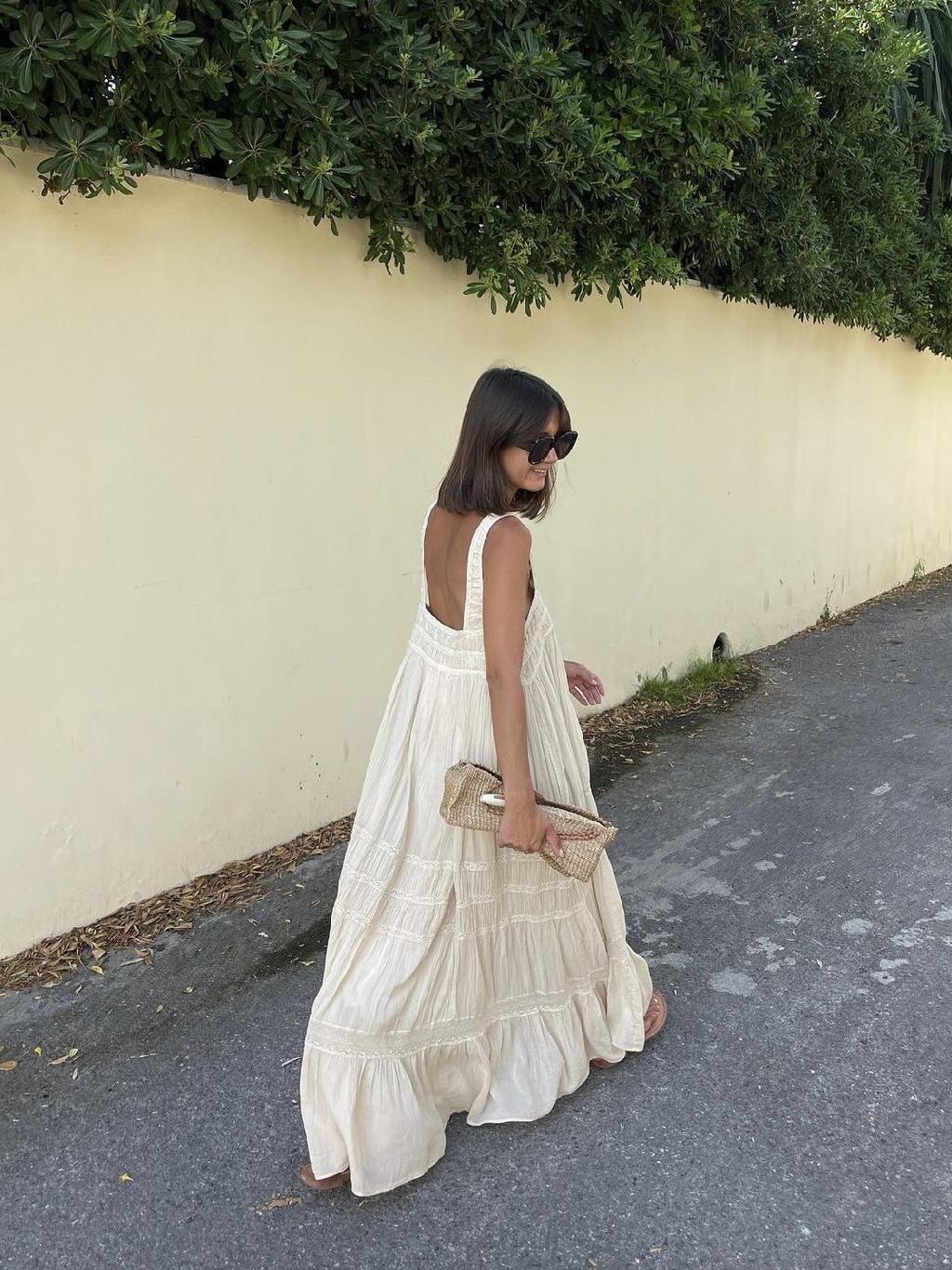Сложно представить на лето нечто более универсальное белого длинного сарафана. А если он сконструирован открытой спинкой, то это вообще любовь во веки вечная. 

Сильно нравится, как усложняет образ с таким сарафаном платок на голову. Обязательно планирую прикупить парочку. И того, и другого.