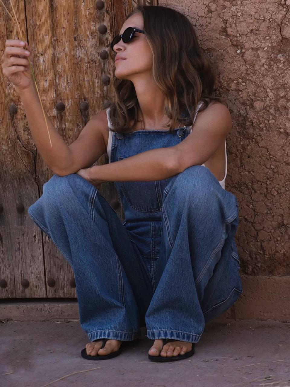 Ещё один герой теплого сезона - джинсовый комбинезон. Да, опять с нами! Главное, выбираем модель свободного прилегания, чтобы соблюсти каноны расслабленности. 

✔️С кедами, босоножками, балетками и лоферами. 

✔️С сумками-корзинками, шоперами и саквояжами. 

✔️С футболками, поло, топами. 

✔️С объемной рубашкой в качестве верхнего слоя. 

По-всякому хорош!