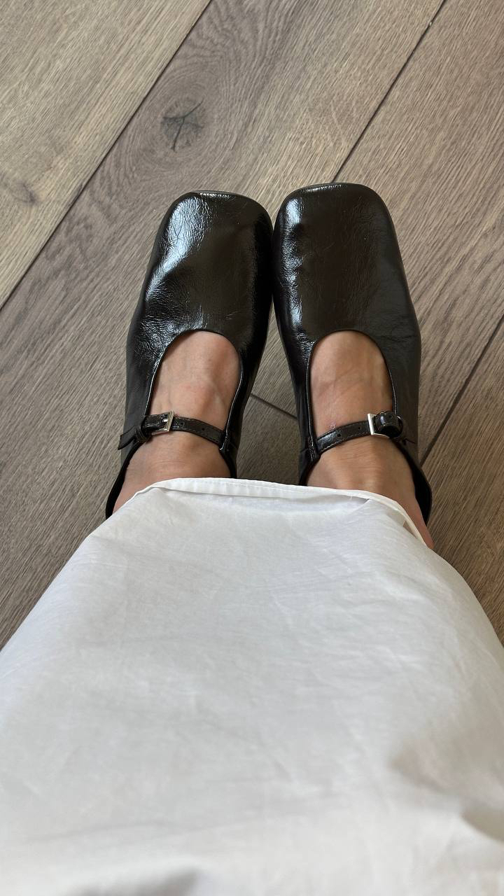 Обувь в Sela пересмотрена, перемерена, проанализирована и куплена. 

Балетки - настоящая пушка! Они мягчайшие. Скругленный широкий нос, глубокая посадка мыса, необычный вырез и очень крутая фактура кожи. Цвет то ли черный, то ли коричневый. Под разным освещением он разный. Я бы назвала его «горький шоколад». 

И пару слов о сумке: она тоже уехала со мной. Фактура такая же, что у балеток, но цвет четко черный. Идеальный боулинг, вместительного размера с адекватной длиной ручек. 

Sela, вы - умнички. Радуете.