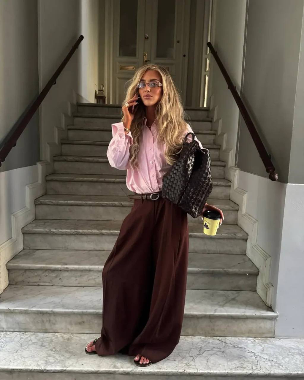 Посмотрите, как круто широченные брюки смотрятся именно на средней посадке! Они выглядят в тысячу раз более стильными, нежели привычные нам палаццо на высокой талии. 

Конечно, главный успех этого образа - идеально подобранный размер. Брюки сидят на девушке крайне свободно и максимально расслаблено. Поэтому выбор в пользу размерчика побольше, даст тот самый эффект воздуха между телом и одеждой. А это всегда актуализирует стайлинг, если дело касается брюк. Всегда!