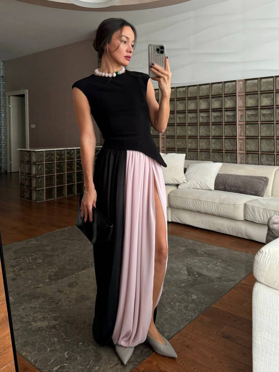 Вот эта невероятная юбка от Matu представлена на сайте уже в пяти цветах. Хит, не иначе. 

Особенно нравится, что носить ее можно по разному: 

- регулировать вектор разреза, получая разную длину; 

- поднять выше, получая платье; 

- поднять выше и повернуть разрезом вперед, получая топ. 

Вам какой цвет нравится?