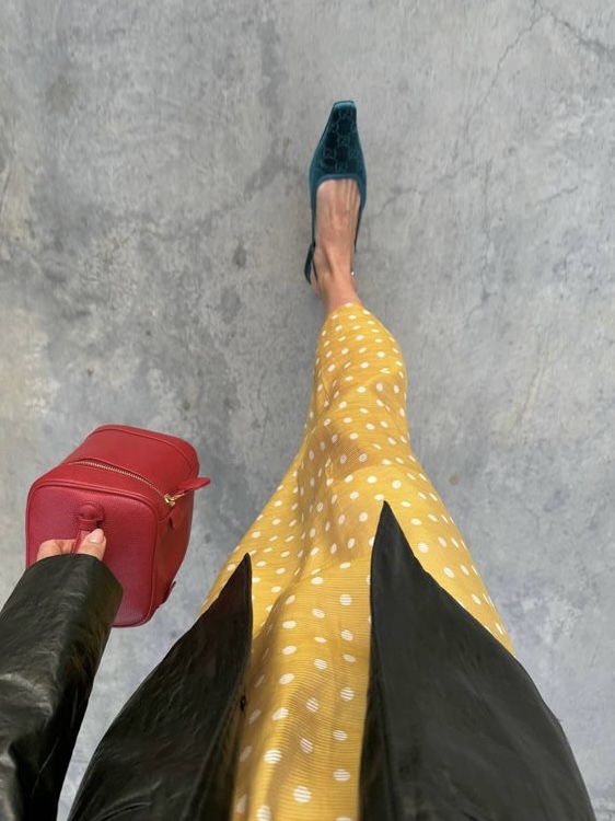 Почему цветная обувь стала так актуальна? 

Причины этому две: промышленная революция и прогресс в текстильной отрасли сделали возможным сильно минимизировать затраты на производство обуви. Раньше среднестатистический взрослый человек мог позволить себе две пары обуви на сезон. Соответсвенно, эта обувь должна была отвечать главному критерию - качество и износостойкость. 

Сейчас обувь, зачастую, стоит дешевле одежды, тем более, если она выполнена из искусственных материалов. Мы можем позволить себе покупать больше обуви и легко пренебрегать качеством, поскольку нагрузка на каждую пару минимизируется пропорционально расширению обувного гардероба. 

А цветная обувь - вариант очень удобный для стильных экспериментов, поскольку обувь занимает очень мало площади в образе, в отличии, например, от брюк или той же рубашки, а значит в разы меньше обязывает к тщательному подбору подходящих цветовых сочетаний. 

Условно, голубые балетки будет намного проще стилизовать и отработают они в разы чаще, чем тот же голубой пиджак. Ещё и потому, что граничить они будут только с низом, а значит не создадут никакого цветового конфликта с верхней частью лука. 

Ещё одна удачная опция для цветных экспериментов - это сумки. Они тоже занимают мало площади в образе. Однако, в случае с ними все же придётся быть более осторожной в подборе сочетаний, ведь сумка граничит и с верхом, и с низом, а значит придётся исключить конфликт оттенков и там, и тут. 