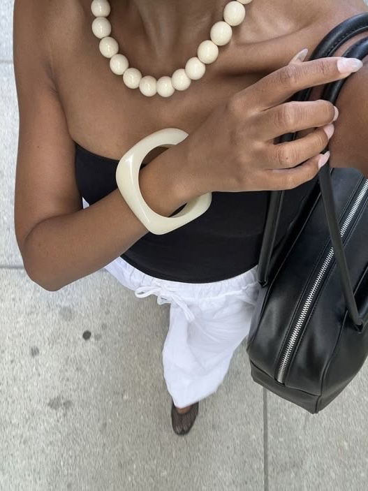 Главное украшение на лето после ракушечьей тематики - крупные бусы. Смотрятся просто и-де-аль-но! Во всех тандемах, во всех цветах, во всех стилях и вариациях. 