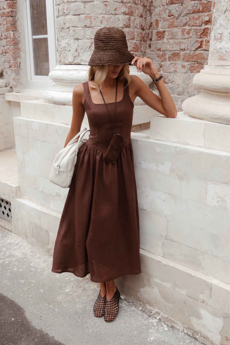 Очень нравятся эти нежные образы из новинок ROSI с розовой юбкой-тюльпан и шоколадным платьем балеткор. И панамки из рафии чудесно обрамляют летние луки, до сих пор ничуть не надоедая. Черная у меня уже есть, теперь хочется дополнить шапочный гардероб такой коричневой, жаль, в наличии ее уже нет.