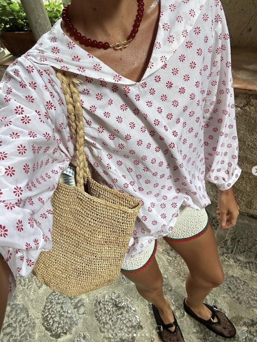 Принтованные бабушкины блузки, от которых мы шугались несколько добрых лет, снова в тренде и обыграть их можно очень стильно и вкусно. Выбираем атласную или хлопковую!