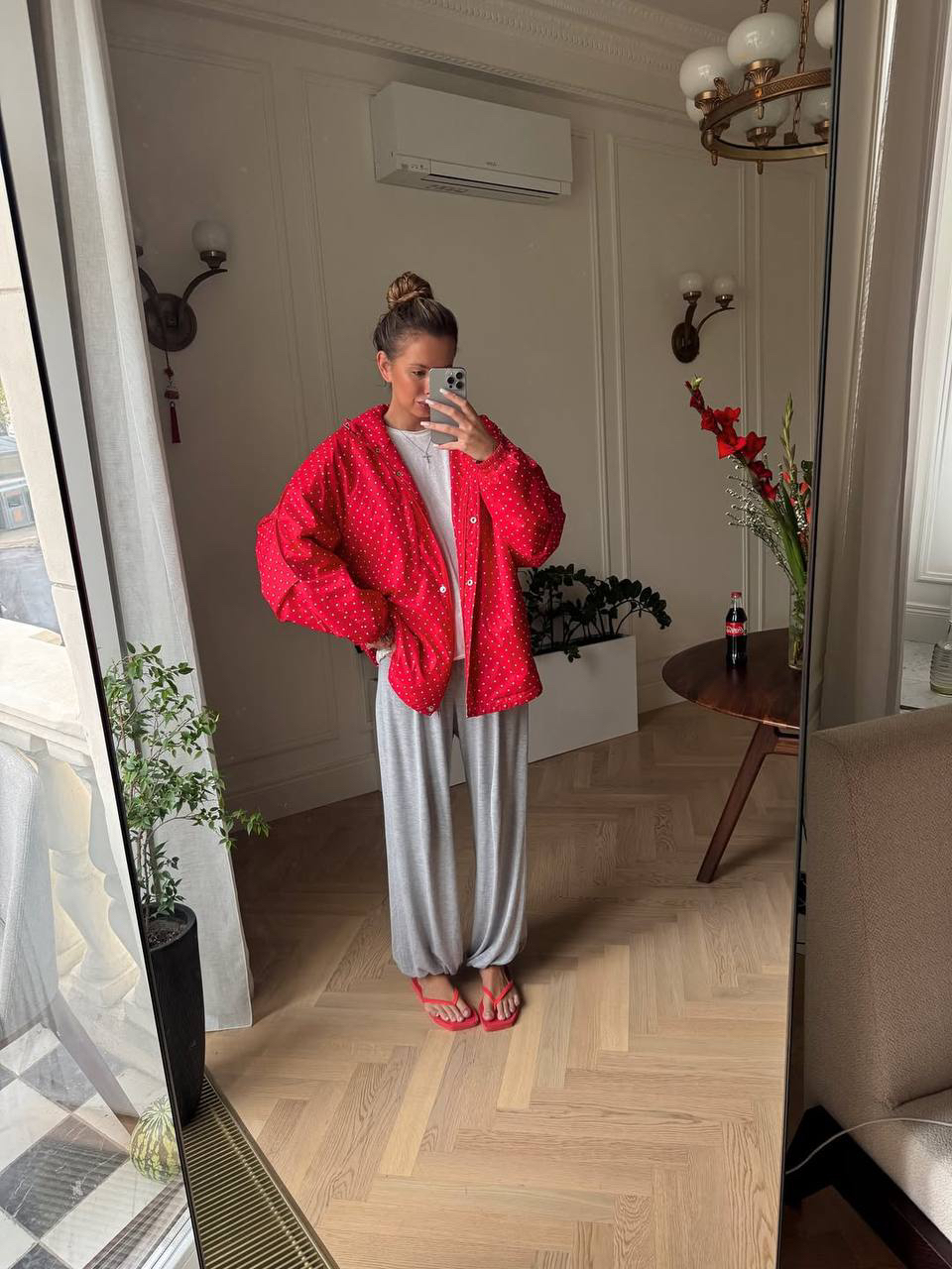 Когда у меня закончится хронический цистит, я никому об этом не скажу, но знаки будут. 

P.S. Очень нравятся теплые осенние образы, дополненные вьетнамками, но здоровье, однозначно, дороже.