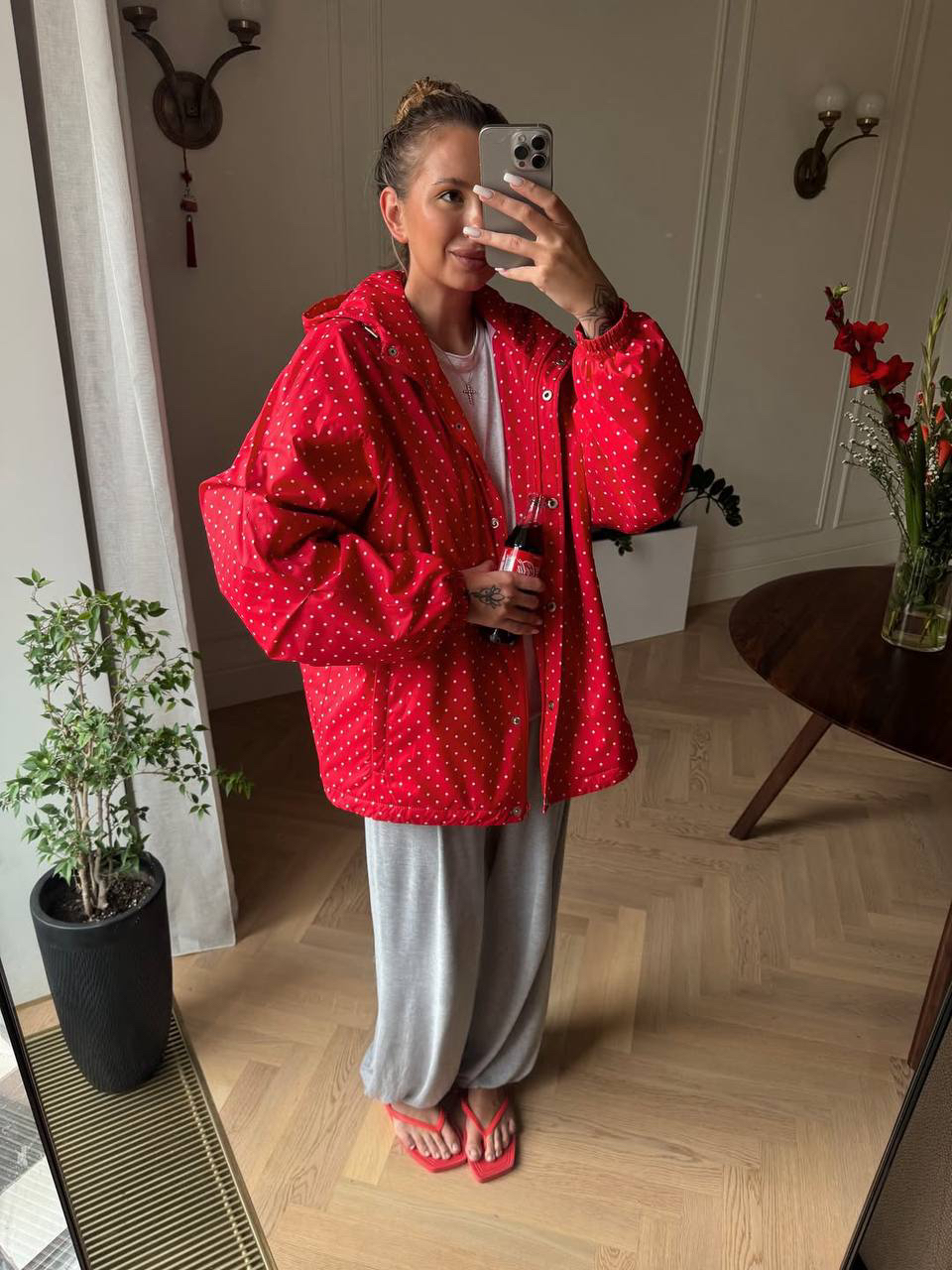 Когда у меня закончится хронический цистит, я никому об этом не скажу, но знаки будут. 

P.S. Очень нравятся теплые осенние образы, дополненные вьетнамками, но здоровье, однозначно, дороже.