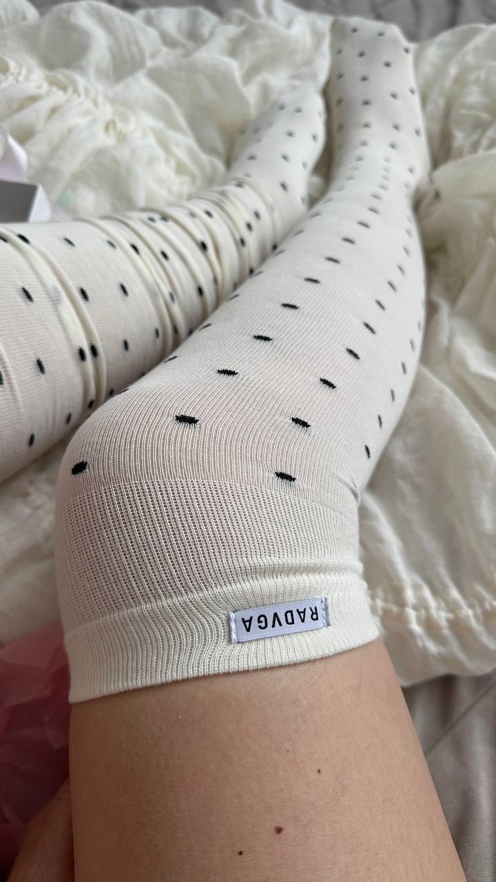 У меня из горохового пока только гольфы от Radvga. Любови! Срочно ушла вываливать шкафы, чтоб научиться их стилизовать. Пока не бахнуло +30, что происходит со мной регулярно, когда я сильно хочу успеть что-нибудь износить в ошметки до жары.

А как вам упаковка с конфетти и конфетами? Я в восторге 🥰