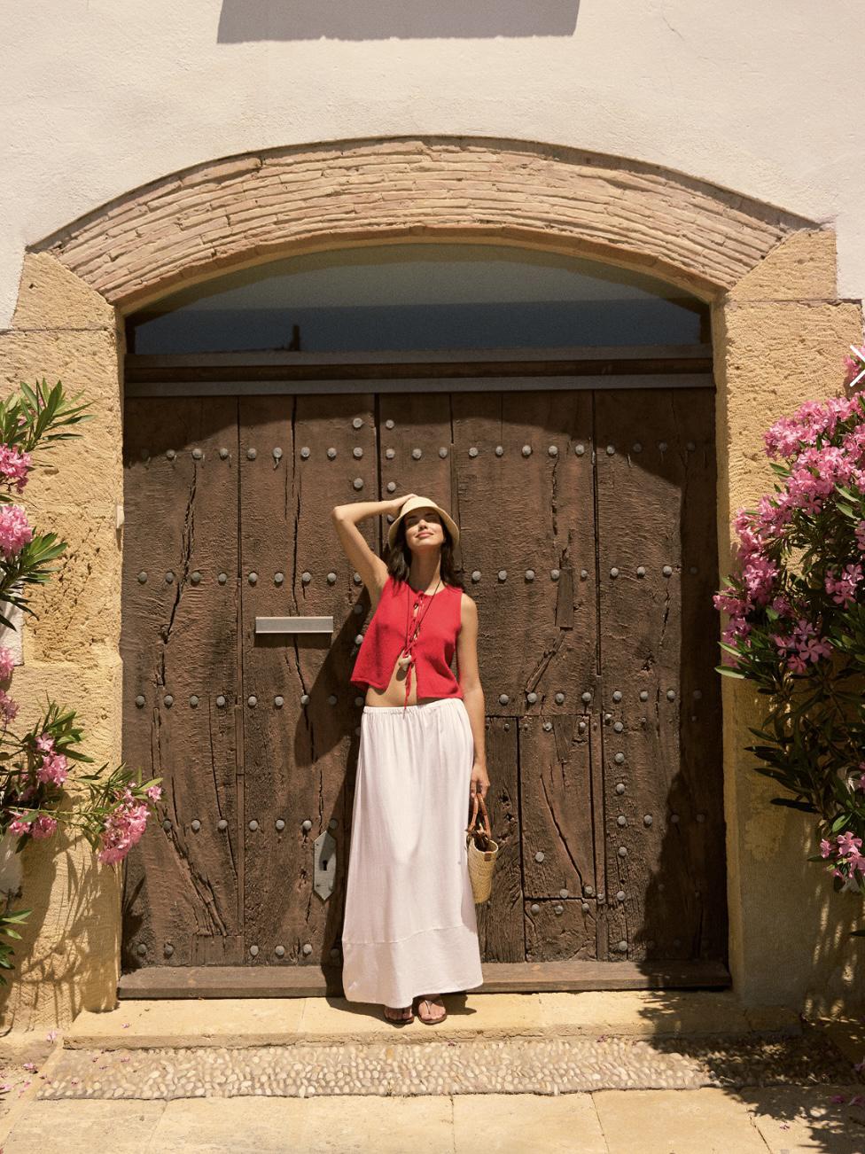 Очень сильно по нраву эти две новинки от Inspire. Причем собрать их хочется в один комплект, как на фото. Идеальный летний вайб! 

Жилет на завязках есть ещё с желтом цвете. А от белой юбки я вообще балдю, простой, но очень выигрышный низ по канонам комплектности. 