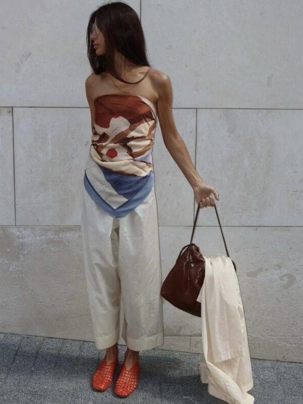 Забирайте шесть трендовых приемов на лето: 

Одежда в стиле бохо - однозначный лидер. Хотя мне немного поднадоела. В любом случае, летящие ткани, кружево, перфорации на ткани, бахрому и воланы активно носим. 

Силуэты, в которых сочетается контраст длин: короткое и длинное. Это и юбки поверх брюк, и ассиметричные подолы платьев и любые повязанные на пояс аксессуары: косынки, килты, баски и т.п. 

Платок. Сколько лет мы скачем вокруг него, придумывая мыслимые и немыслимые стилизации, но платок на пояс и вместо топа - по-прежнему очень актуальный стайлинг. 

Ультра-широкий ремень. Особенно грубый, дерзкий и броский на полупрозрачный трикотаж или на одежду, которую ремень впринципе изначально не предполагает. 

Цветы и узоры на тканях. Тут даже говорить ничего не буду, это изящно, женственно и максимально «летне» всегда. 

Крупные оправы очков. Пластмассовые и в глубоких сложных цветах. Например, темно-зеленые или грязно-голубые. 

Что носите из вышеперечисленного?