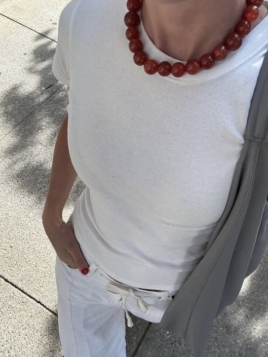 Главное украшение на лето после ракушечьей тематики - крупные бусы. Смотрятся просто и-де-аль-но! Во всех тандемах, во всех цветах, во всех стилях и вариациях. 