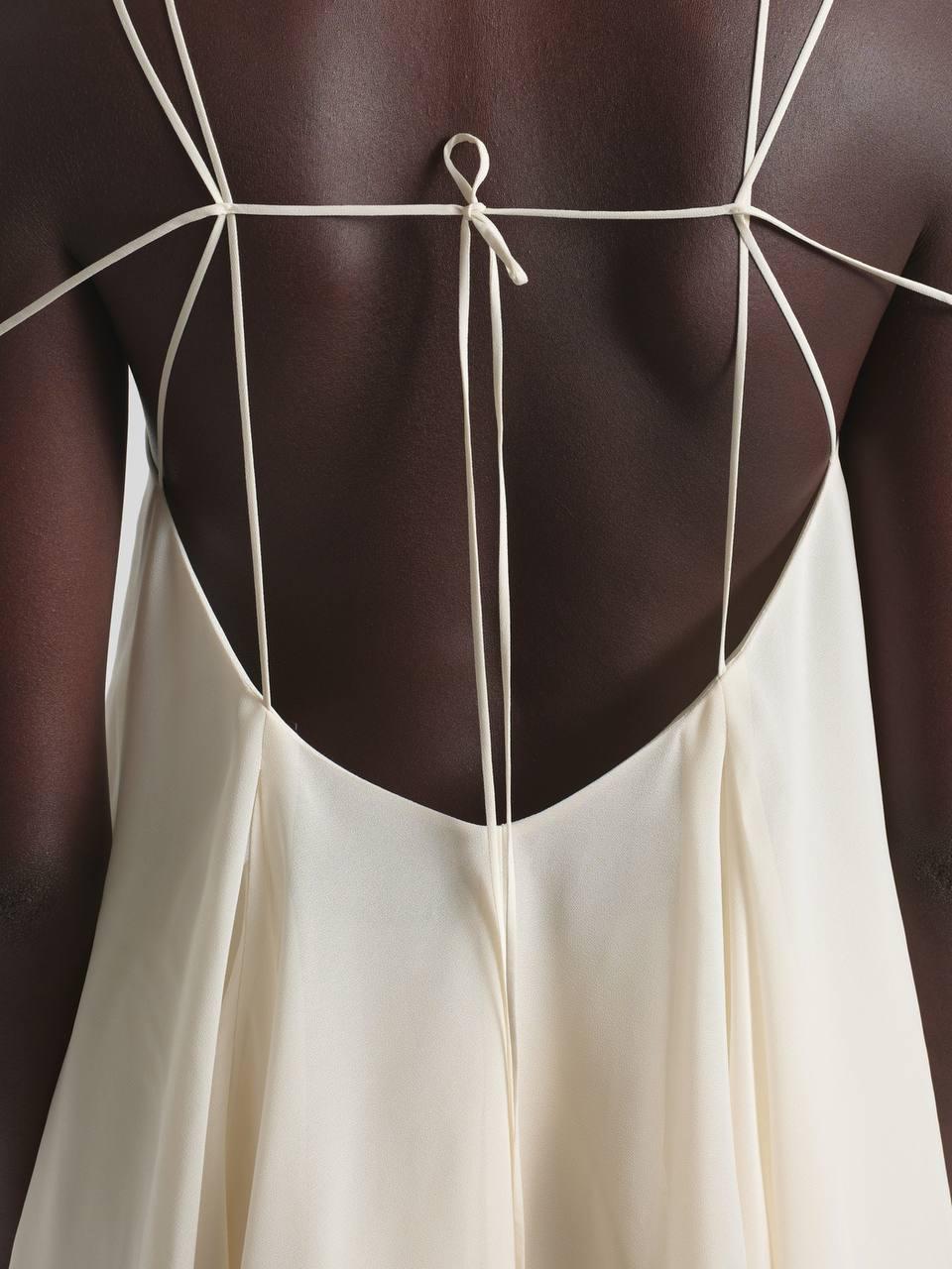 Господи-боже! Как же красиво! То ли топ, то ли платье от Namelazz. Мне кажется, эта чернокожая модель делает им бОльшую часть кассы. Уж очень органично такая кожа смотрится в вещах бренда. 

Но у нас такой кожи никогда не будет, поэтому хотелось бы видеть дополнительно более реальные фотографии на нашем цветотипе 😐 Да и ценник бы хотелось подешевле. Но что-то я уже разошлась с запросами. 