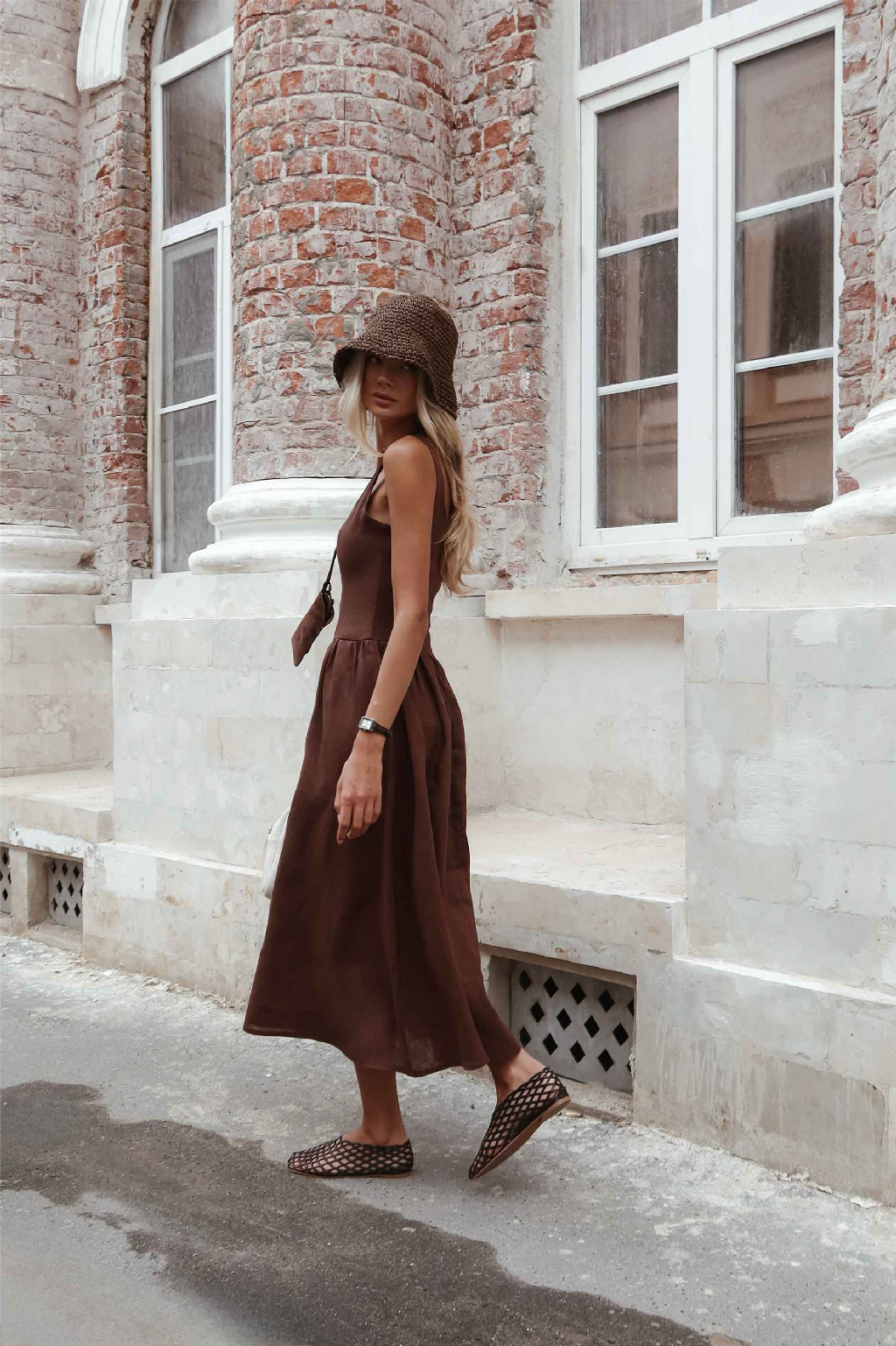 Очень нравятся эти нежные образы из новинок ROSI с розовой юбкой-тюльпан и шоколадным платьем балеткор. И панамки из рафии чудесно обрамляют летние луки, до сих пор ничуть не надоедая. Черная у меня уже есть, теперь хочется дополнить шапочный гардероб такой коричневой, жаль, в наличии ее уже нет.